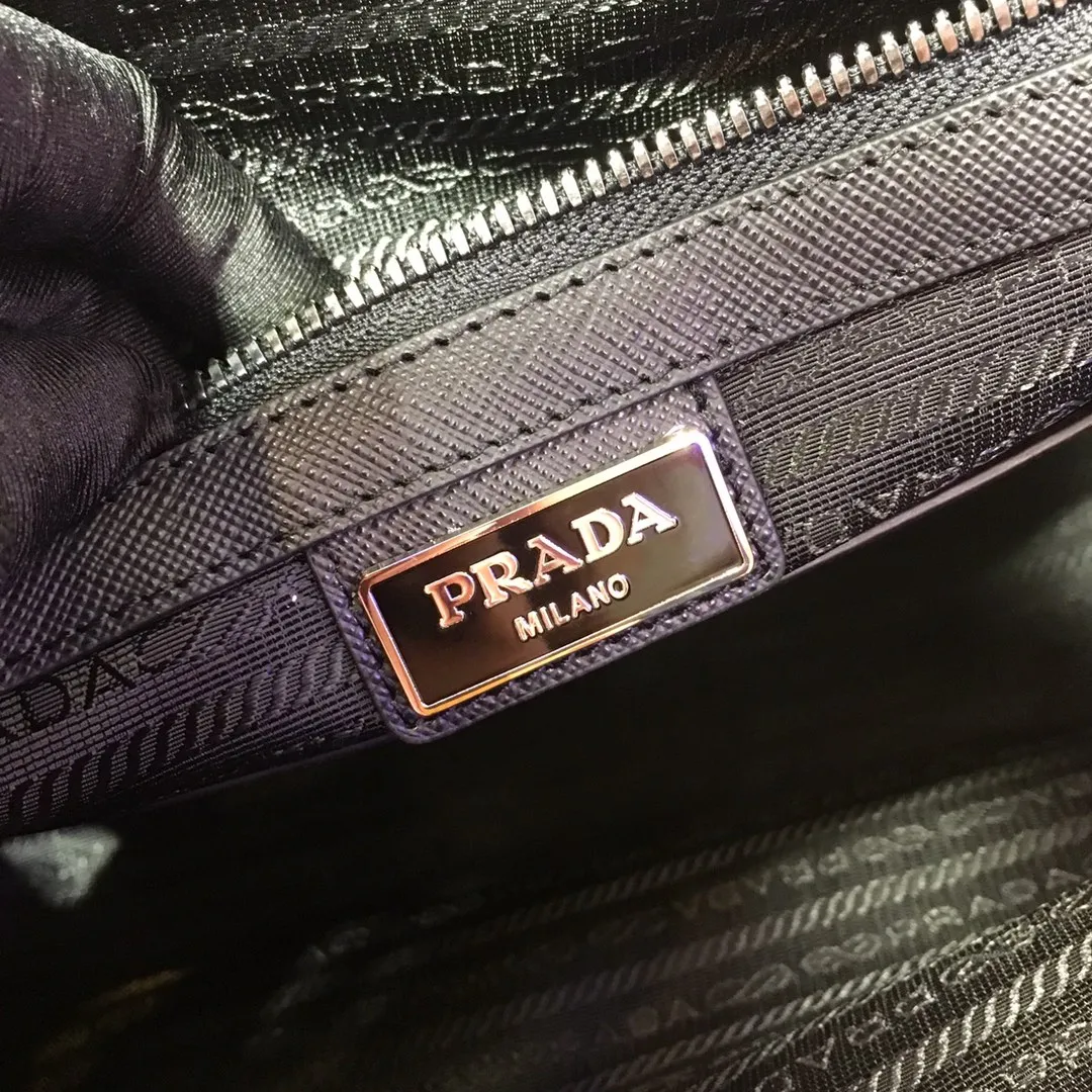 💰1120🎉New 2VD768B 🎉Original item👍👍This nylon flap handbag is decorated with classic Saffiano leather trim, equipped with two side opening buckles, and decorated with the iconic triangle metal logo, highlighting the fashionable design style, using imported nylon and Saffiano Made of leather, two front pockets, one of which has a zippered back zipper pocket, two internal mobile phone pockets, and adjustable nylon logo jacquard shoulder strap, a classic and fashionable messenger bag😘😘Men’s favorite👏👏Length 32x Height 24x Bottom 12cm👍👍