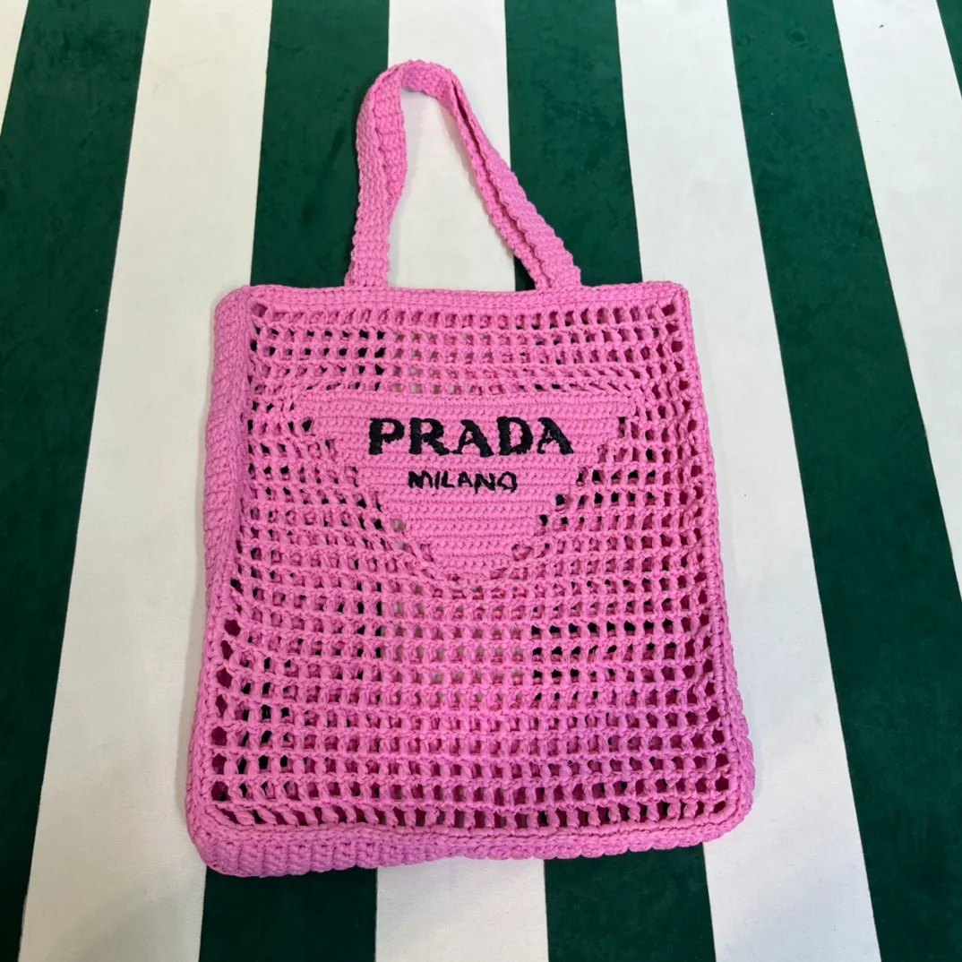 💰1160 Raffia Upgraded Version/Pink🌸 𝗣𝗿'𝗮𝗱𝗮Raffia Fiber Tote Bag Made of high-quality imported raffia🌿 Purely handmade! Every craftsman makes it with care and crochets it stitch by stitch! How can summer outings, picnics, and photo shoots be complete without a beautiful, lightweight and chic straw bag? 393 Size: 36×4×38cm