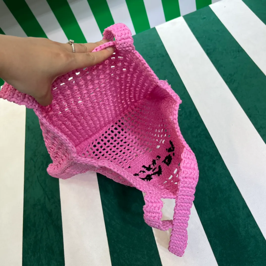 💰1160 Raffia Upgraded Version/Pink🌸 𝗣𝗿'𝗮𝗱𝗮Raffia Fiber Tote Bag Made of high-quality imported raffia🌿 Purely handmade! Every craftsman makes it with care and crochets it stitch by stitch! How can summer outings, picnics, and photo shoots be complete without a beautiful, lightweight and chic straw bag? 393 Size: 36×4×38cm