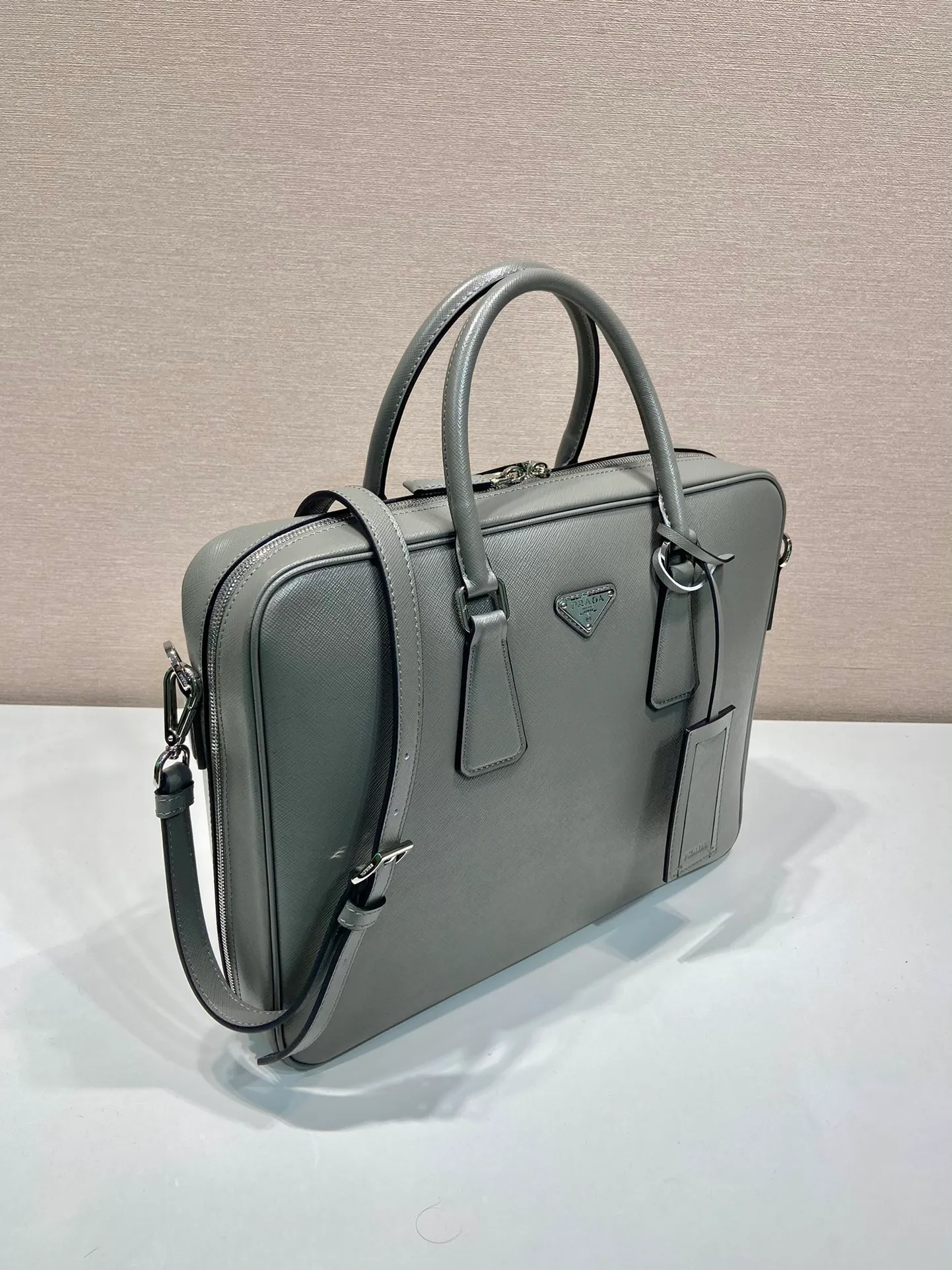 💰2140💋Exclusive debut💋2VE011💼💼The latest men's bag🤙🤙Made of imported Saffiano leather material 🤙Detachable and adjustable nylon shoulder straps 👏🏻Top brushed hardware💪🏾💪🏾Latest design of two-way zipper to the end😘Latest design Prada logo lining Four inner pockets: one with inner wall stitching, one with zipper, two mobile phone pockets, super practical💼💼, men hurry up, length 36x height 28x bottom 6.5cm🤙🤙🤙💰💰💰
