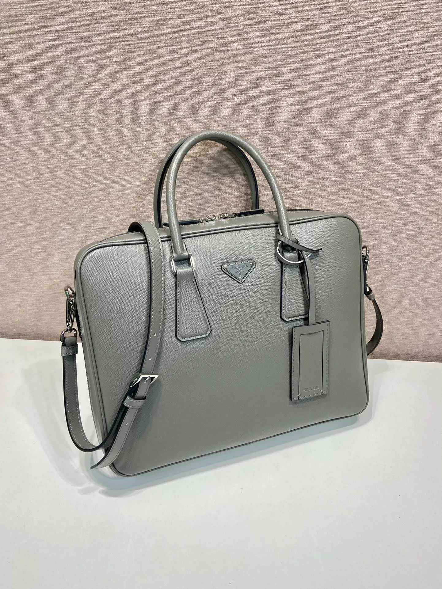 💰2140💋Exclusive debut💋2VE011💼💼The latest men's bag🤙🤙Made of imported Saffiano leather material 🤙Detachable and adjustable nylon shoulder straps 👏🏻Top brushed hardware💪🏾💪🏾Latest design of two-way zipper to the end😘Latest design Prada logo lining Four inner pockets: one with inner wall stitching, one with zipper, two mobile phone pockets, super practical💼💼, men hurry up, length 36x height 28x bottom 6.5cm🤙🤙🤙💰💰💰