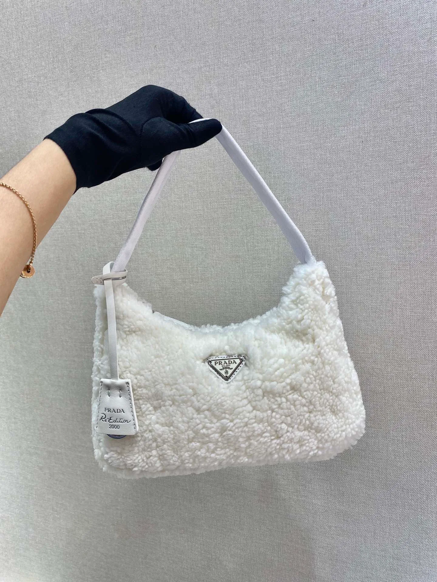 💰860🎉Plush Hobo🎉The design of this Hobo fur bag is another popular style in autumn and winter👏, you can feel its softness through the screen😘I want to hug it so fast The impulse🙊🙊It’s so cute, good-looking and extremely convenient to wear👍It looks great when carried in hand or as an armpit bag😘A must-have in winter, if you like it, hurry up and buy it🎉🎉 Style number: NE515 Length 23x Height 14x Bottom 5cm
