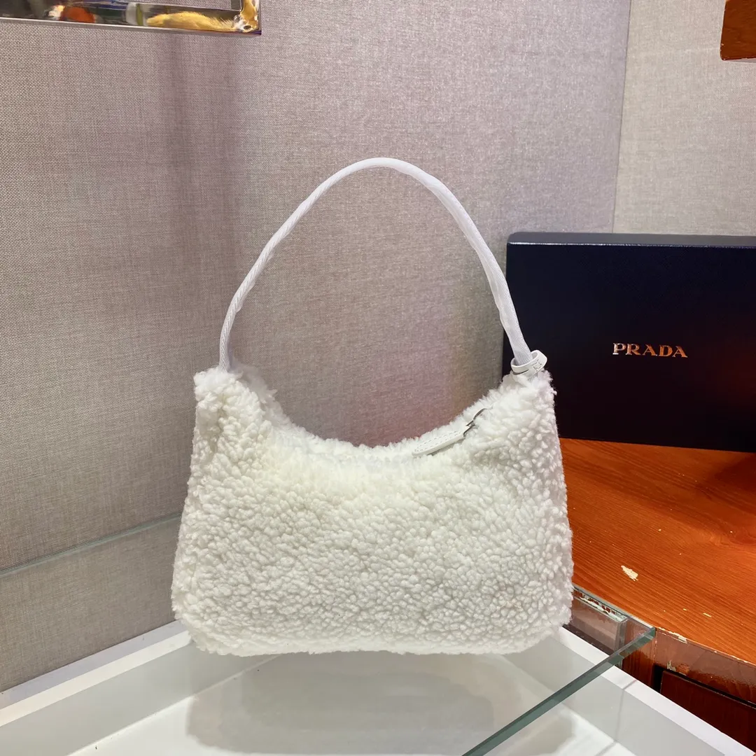 💰860🎉Plush Hobo🎉The design of this Hobo fur bag is another popular style in autumn and winter👏, you can feel its softness through the screen😘I want to hug it so fast The impulse🙊🙊It’s so cute, good-looking and extremely convenient to wear👍It looks great when carried in hand or as an armpit bag😘A must-have in winter, if you like it, hurry up and buy it🎉🎉 Style number: NE515 Length 23x Height 14x Bottom 5cm