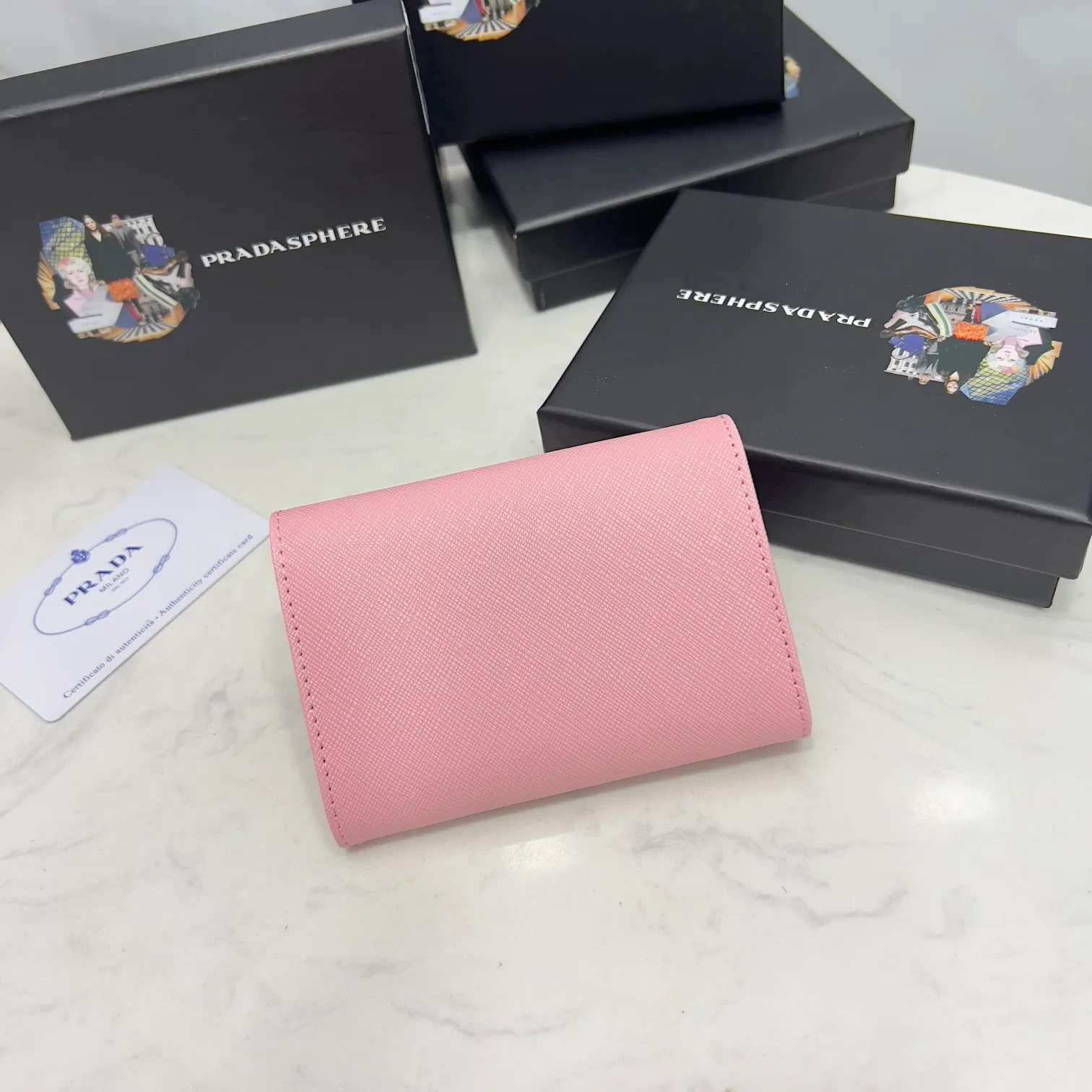 Batch 150 PRADA👏👏Hot-selling coin card holder for men and women💼The latest style at the counter, synchronized with the official website, genuine product development, Italian top-quality original single cross-grain cowhide with excellent texture, threaded lining and imported hardware accessories! Exquisite wiring is even and neat, the oil edges are smooth, No.: ML204, Size: 11cm long and 6.5cm high, Color: red, black, plum red, blue, pink