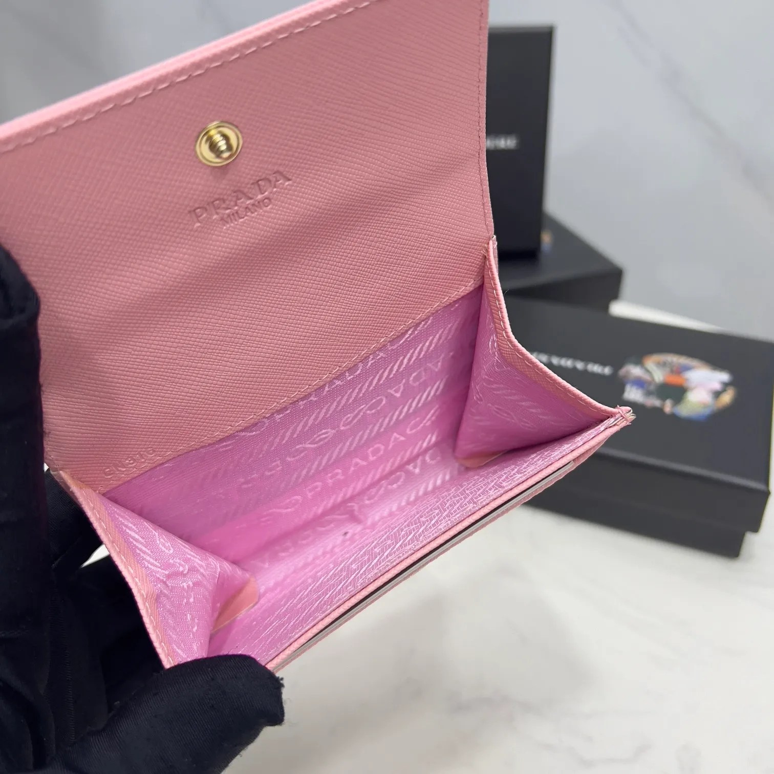 Batch 150 PRADA👏👏Hot-selling coin card holder for men and women💼The latest style at the counter, synchronized with the official website, genuine product development, Italian top-quality original single cross-grain cowhide with excellent texture, threaded lining and imported hardware accessories! Exquisite wiring is even and neat, the oil edges are smooth, No.: ML204, Size: 11cm long and 6.5cm high, Color: red, black, plum red, blue, pink