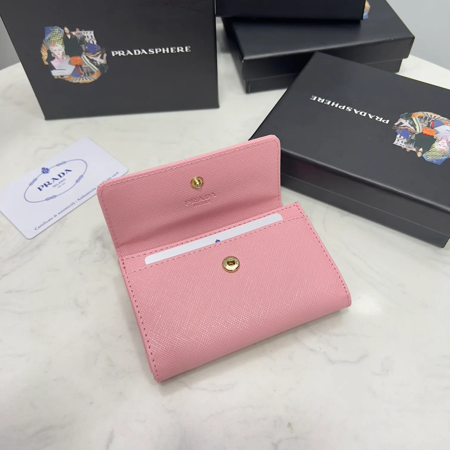 Batch 150 PRADA👏👏Hot-selling coin card holder for men and women💼The latest style at the counter, synchronized with the official website, genuine product development, Italian top-quality original single cross-grain cowhide with excellent texture, threaded lining and imported hardware accessories! Exquisite wiring is even and neat, the oil edges are smooth, No.: ML204, Size: 11cm long and 6.5cm high, Color: red, black, plum red, blue, pink