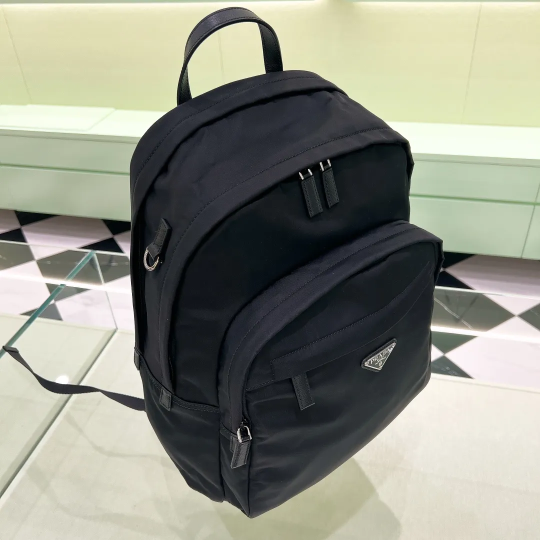💰1320✨The latest hot style✨New backpack 2VZ048 Triangular enamel nameplate logo Imported original parachute fabric using imported equipment✈️+ The lines are all clear ZP synchronized original hardware accessories Two zippered outer pockets with two small pockets on both sides Padded back Perfect details comparable to counters😘 A must-have for fashionable casual fashionistas [Deyi][Deyi] Size 43.5*31*20