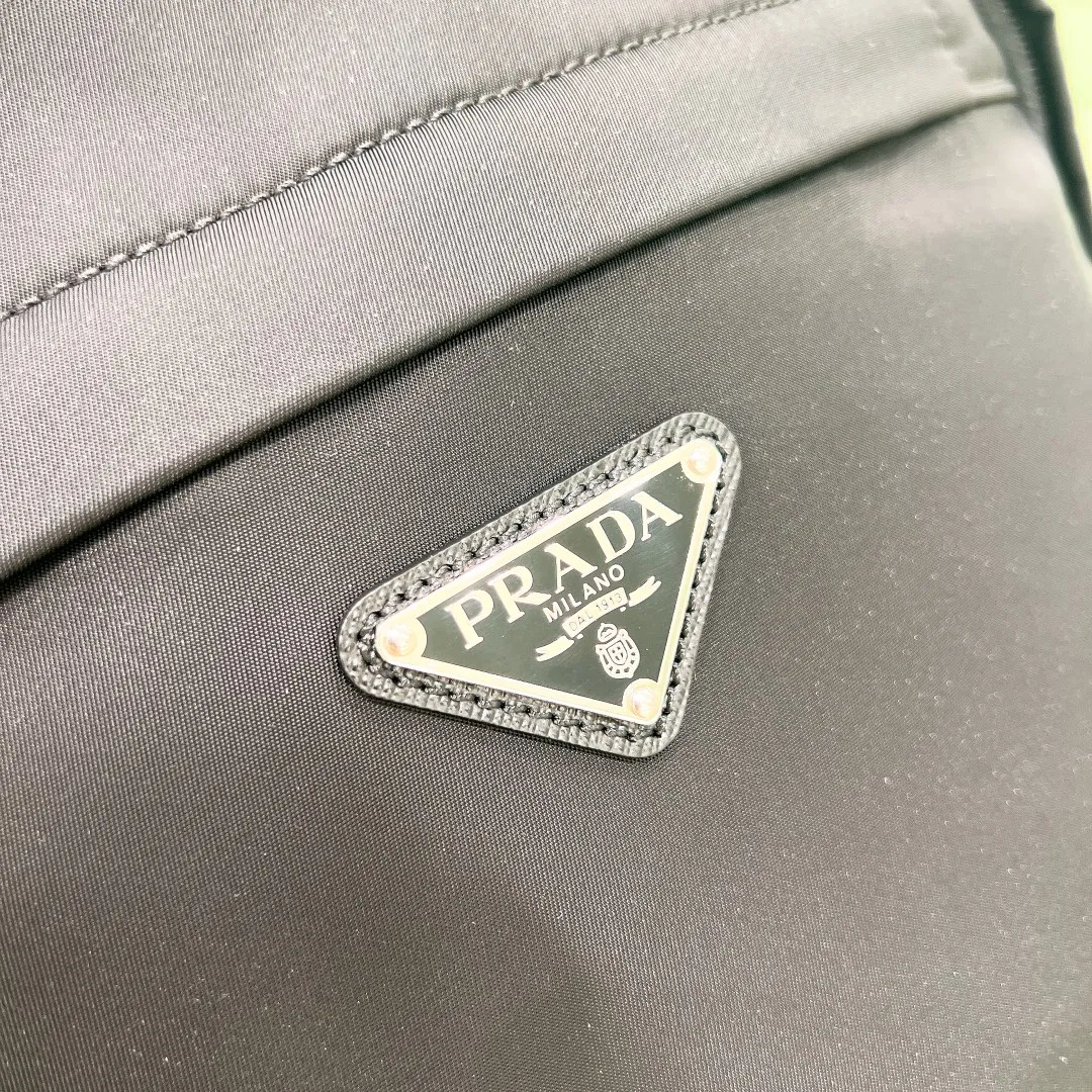 💰1320✨The latest hot style✨New backpack 2VZ048 Triangular enamel nameplate logo Imported original parachute fabric using imported equipment✈️+ The lines are all clear ZP synchronized original hardware accessories Two zippered outer pockets with two small pockets on both sides Padded back Perfect details comparable to counters😘 A must-have for fashionable casual fashionistas [Deyi][Deyi] Size 43.5*31*20