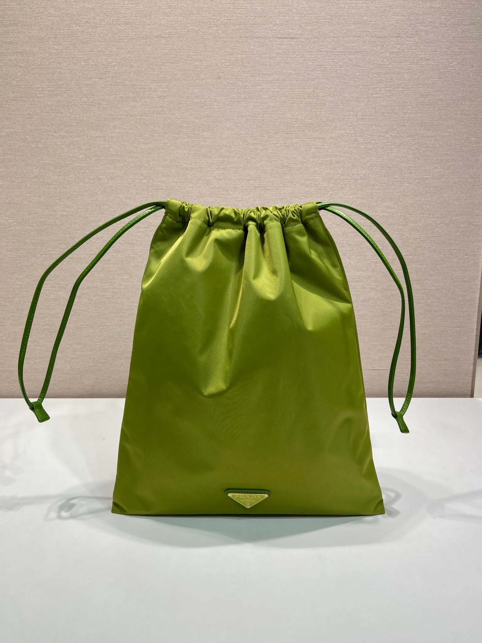 💰560🎉New handbag🎉1NK001 drawstring pouch🎉💰 This drawstring pouch is made of Re-Nylon nylon, with a calf leather drawstring top, enamelled triangular metal logo, Re-Nylon lining with patch pockets, it can also be used as a handbag/storage bag and cosmetic bag. The functionality is very practical, and it is a popular style that will never go out of style. It is worth owning🎉 Height: 35cm Width: 29cm