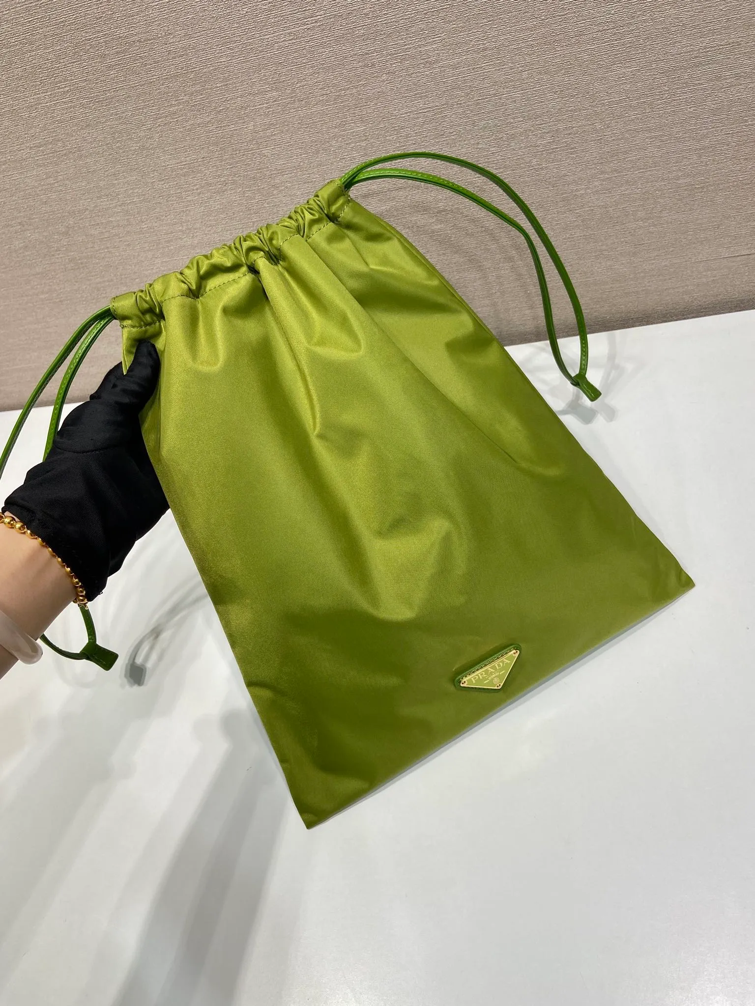 💰560🎉New handbag🎉1NK001 drawstring pouch🎉💰 This drawstring pouch is made of Re-Nylon nylon, with a calf leather drawstring top, enamelled triangular metal logo, Re-Nylon lining with patch pockets, it can also be used as a handbag/storage bag and cosmetic bag. The functionality is very practical, and it is a popular style that will never go out of style. It is worth owning🎉 Height: 35cm Width: 29cm