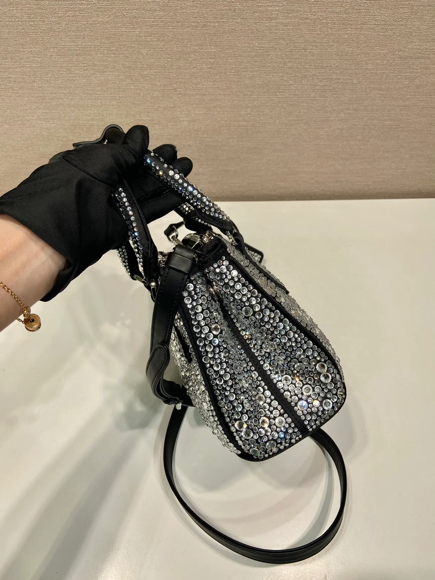 💰1700🎉Crystal killer bag🎉1BA906🎉🎉 This crystal killer bag is made of a combination of imported imitation crystal and satin materials, with an enamel-coated metal triangle logo decorated with a double zipper pocket design. The top handle and long shoulder strap are removable and adjustable. So cute😍, the effect of bling bling is very eye-catching, easy to create a large space🎉🎉Cute and cool, don’t you feel excited😙😙, beauties. Get it now. So beautiful, so in love😋😋 Length 20x height 15x9.5cm🎉🎉🎉👏👏👏