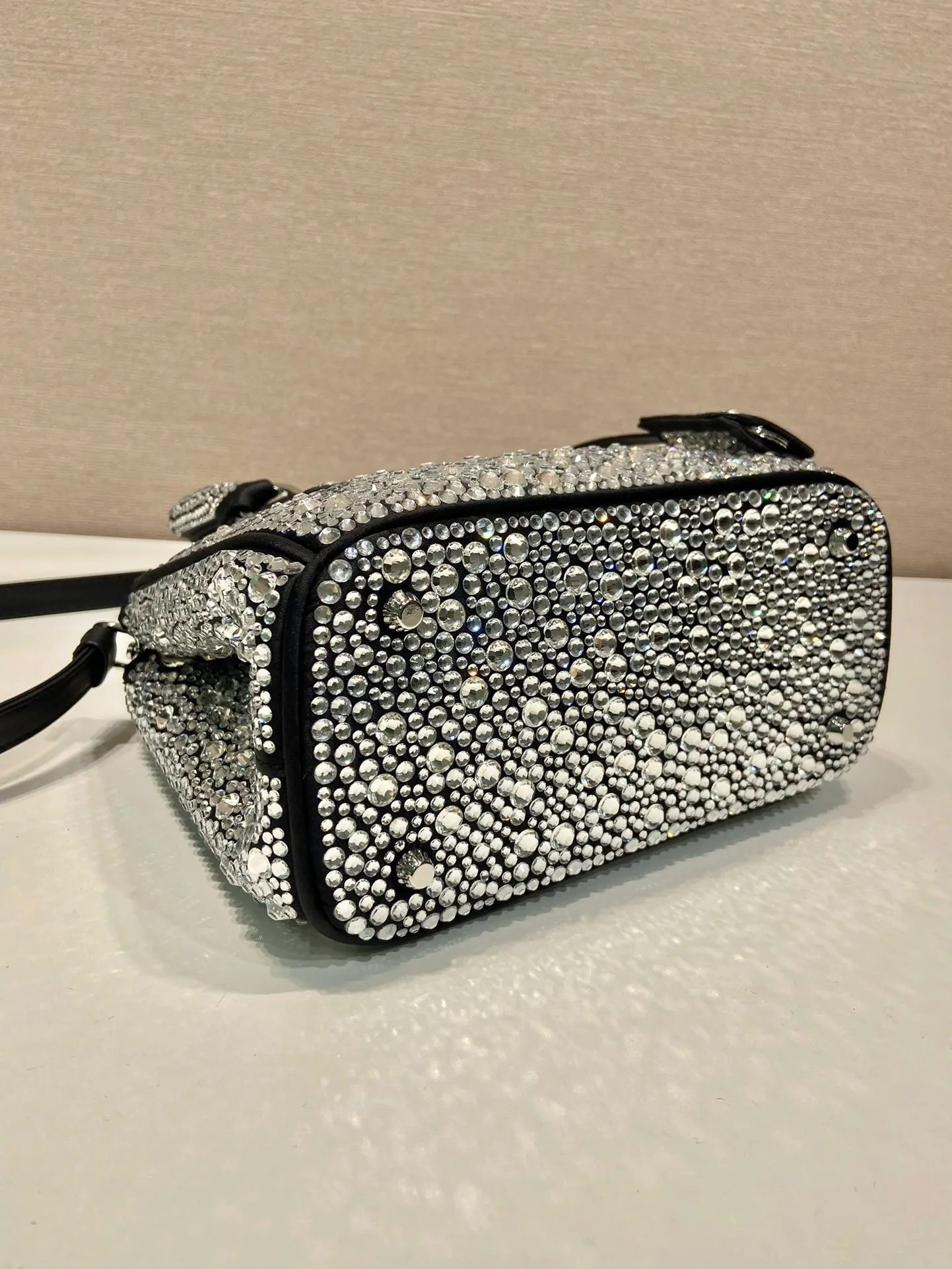 💰1700🎉Crystal killer bag🎉1BA906🎉🎉 This crystal killer bag is made of a combination of imported imitation crystal and satin materials, with an enamel-coated metal triangle logo decorated with a double zipper pocket design. The top handle and long shoulder strap are removable and adjustable. So cute😍, the effect of bling bling is very eye-catching, easy to create a large space🎉🎉Cute and cool, don’t you feel excited😙😙, beauties. Get it now. So beautiful, so in love😋😋 Length 20x height 15x9.5cm🎉🎉🎉👏👏👏