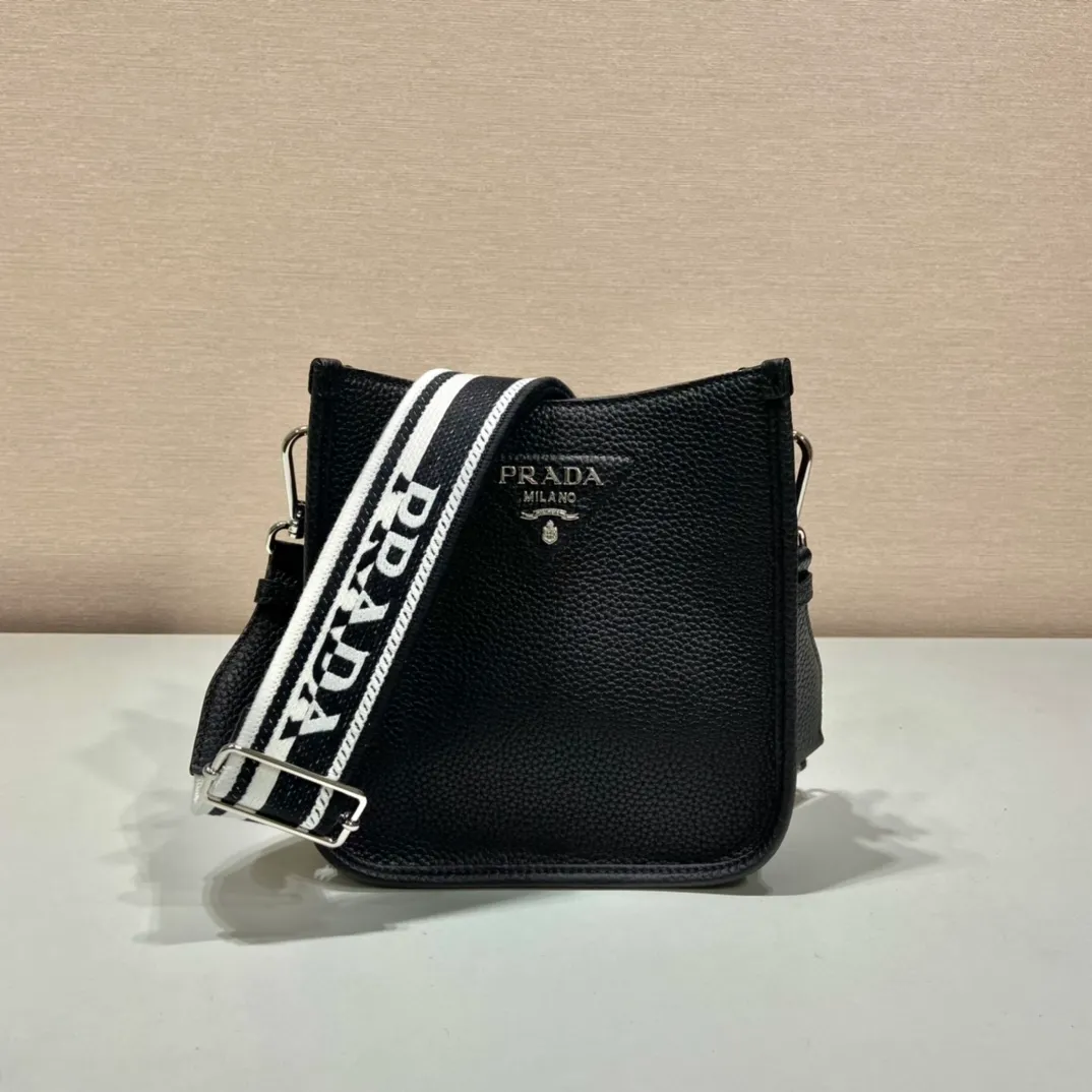 💰1600👏New double shoulder strap bag👏1BH191/tote bag This leather mini shoulder bag has a simple design. A metallic triangle logo on the front adds signature tone. Equipped with detachable logo-printed webbing and leather shoulder straps, it can be exchanged at any time for different outfits and occasions😘😘to highlight its modern style. High fashion is the main fashion for daily matching. Hurry up and get it, it’s so beautiful👏👏 Length 19x height 20x bottom 6cm