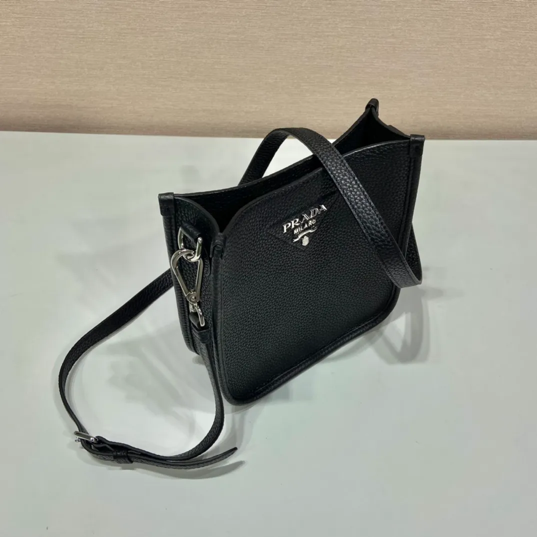 💰1600👏New double shoulder strap bag👏1BH191/tote bag This leather mini shoulder bag has a simple design. A metallic triangle logo on the front adds signature tone. Equipped with detachable logo-printed webbing and leather shoulder straps, it can be exchanged at any time for different outfits and occasions😘😘to highlight its modern style. High fashion is the main fashion for daily matching. Hurry up and get it, it’s so beautiful👏👏 Length 19x height 20x bottom 6cm