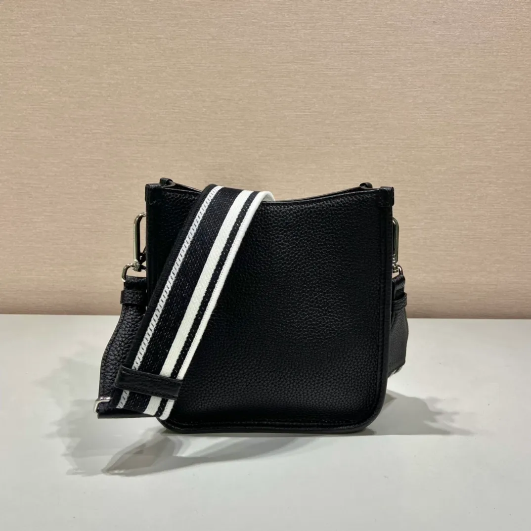💰1600👏New double shoulder strap bag👏1BH191/tote bag This leather mini shoulder bag has a simple design. A metallic triangle logo on the front adds signature tone. Equipped with detachable logo-printed webbing and leather shoulder straps, it can be exchanged at any time for different outfits and occasions😘😘to highlight its modern style. High fashion is the main fashion for daily matching. Hurry up and get it, it’s so beautiful👏👏 Length 19x height 20x bottom 6cm