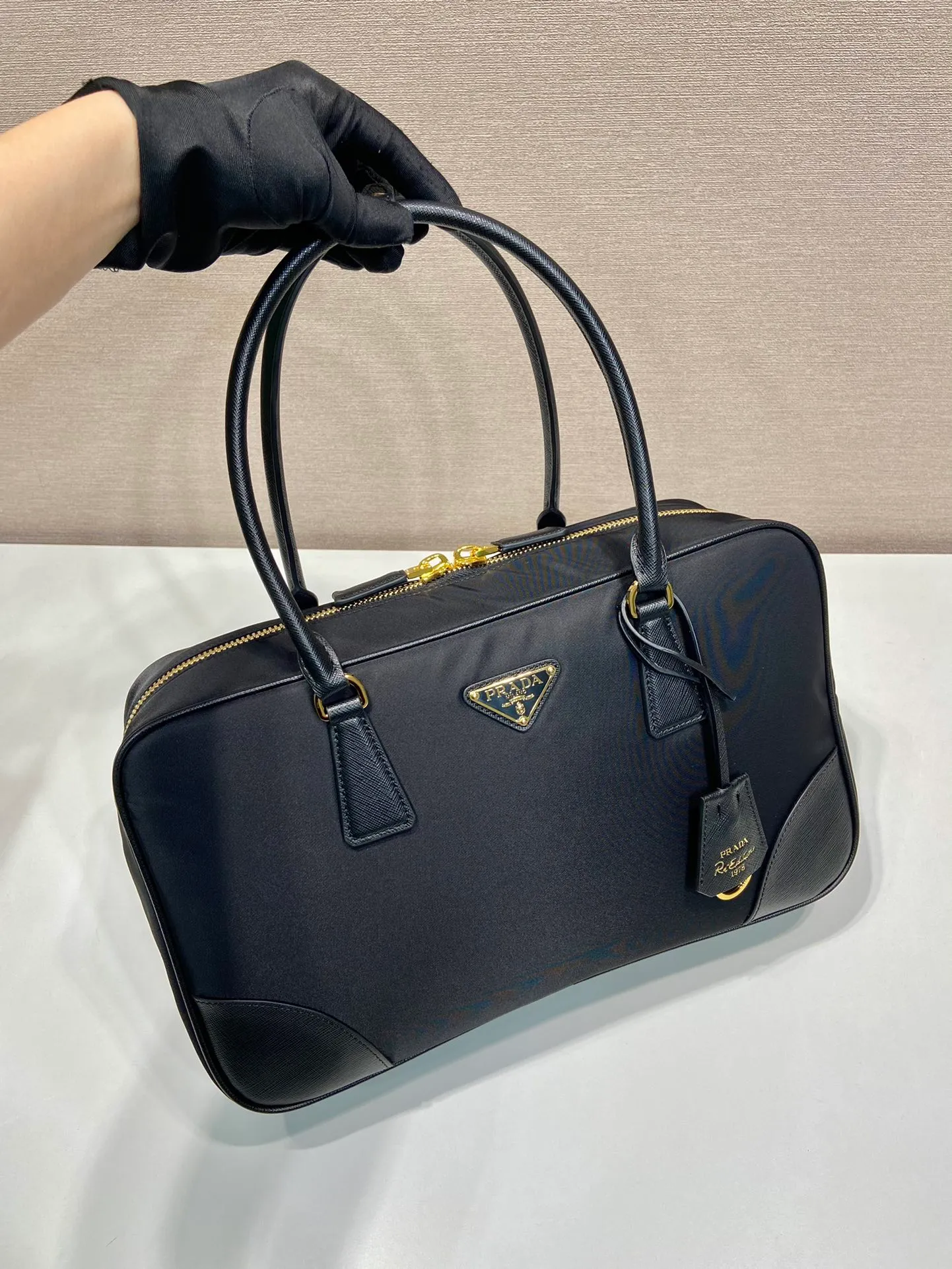💰1520🎉New second-hand bag🎉1BB114 large🎉🎉 This double handle handbag is made of regenerated nylon, incorporating unique style elements and exquisite Saffiano leather details, completely subverting people's traditional perception of luxury goods. Practical design embellishments and exquisite details add a unique charm. Large capacity, practical and elegant👏Another popular style that will never go out of style🎉🎉 Length 35x Height 21.5x Bottom 10cm👏👏👏🎉🎉🎉