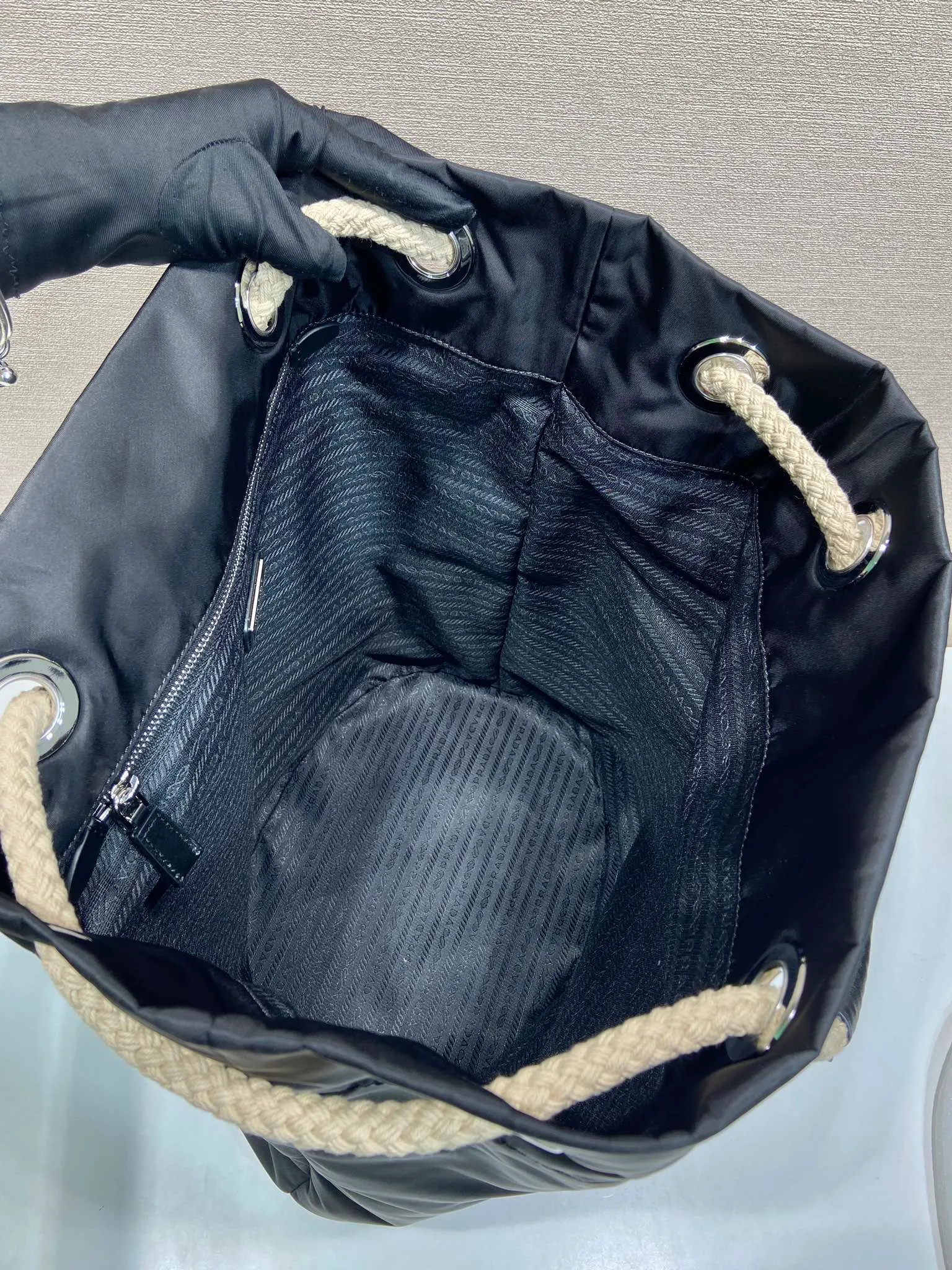 💰1160🎉Men's Bucket Bag🎉2VG133 Catwalk Style🎉🎉 This Re-Nylon handbag is designed with nylon fabric and calfskin. Unique combinations add a charming touch. The sliding rope handle highlights the versatility of this bag, making it easy to carry by hand or shoulder/crossbody, and features top-quality hardware. It has a large capacity, is very casual and fashionable, and is a popular style that will never go out of style. Baby, hurry up and get it🎉🎉 Length 34x Height 44x Bottom 24cm🎉🎉 🎉🎉🎉💰💰💰