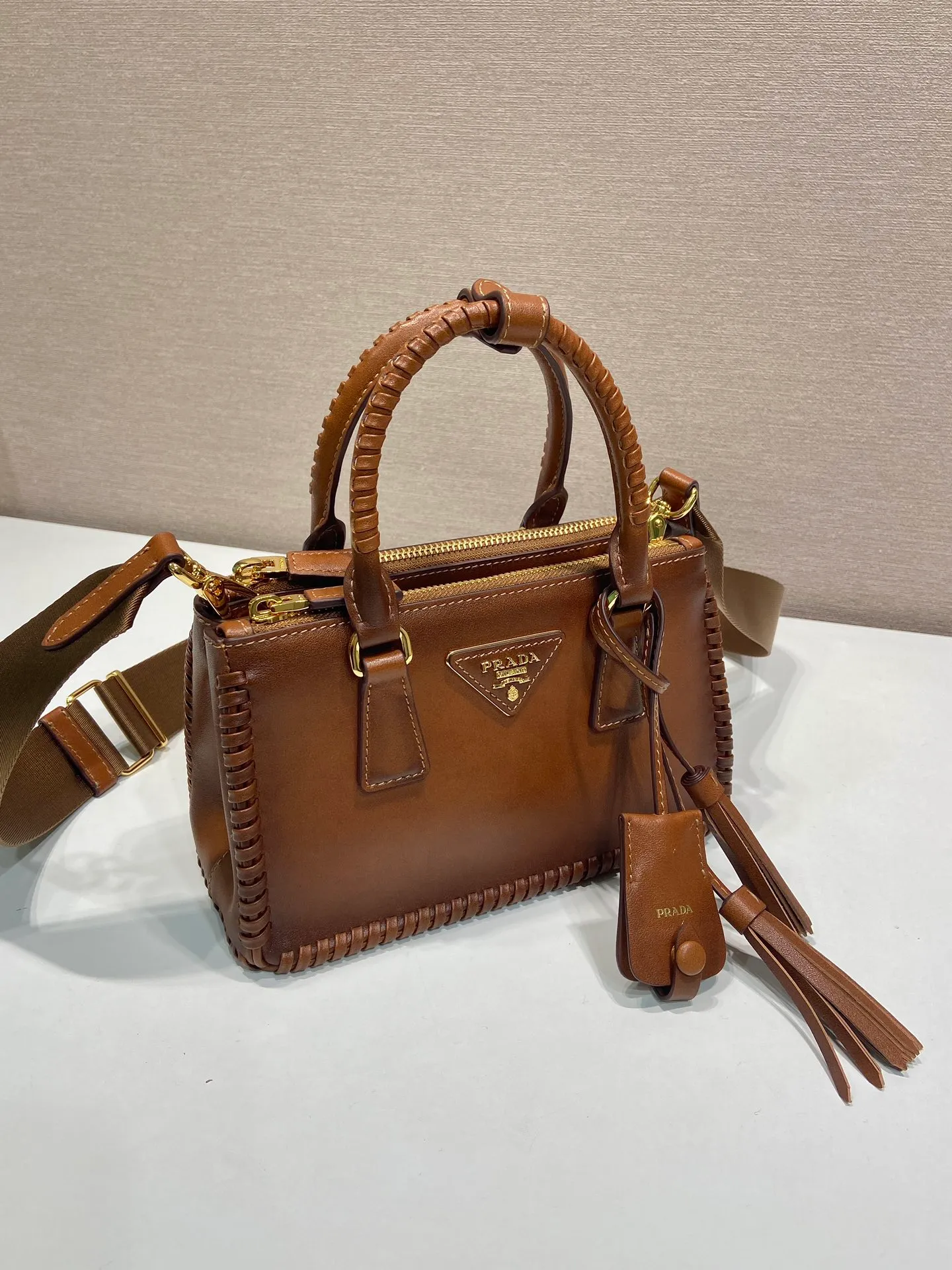 💰1900🎉Woven mini killer🎉1BA916 double shoulder strap🎉🎉 This Galleria handbag is made of iconic imported calfskin, equipped with 2 detachable shoulder straps, hand-woven thread, top brushed hardware👍👍 It is a chic interpretation of classic and timeless elegance. For beauties in the current era of fashionable small bags. It’s worth owning, it can easily be used for girls’ daily travels📱💄🚗🔑, it has large capacity, is beautiful and practical🙊🙊A bag that will never go out of style anytime you use it😘😘Hurry up and get it👏👏Another popular style that will never go out of style🎉🎉 Length 21x Height 12.5x Bottom 8.5cm