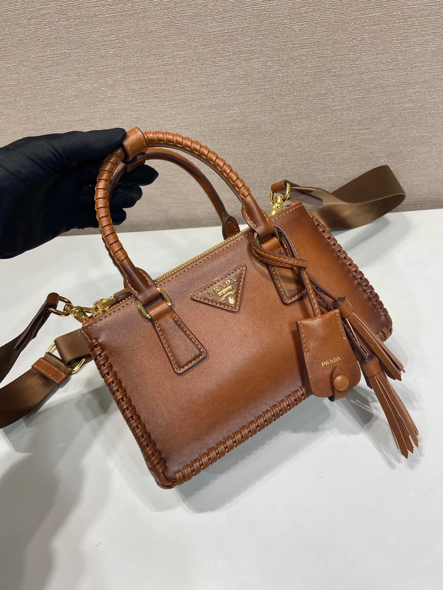 💰1900🎉Woven mini killer🎉1BA916 double shoulder strap🎉🎉 This Galleria handbag is made of iconic imported calfskin, equipped with 2 detachable shoulder straps, hand-woven thread, top brushed hardware👍👍 It is a chic interpretation of classic and timeless elegance. For beauties in the current era of fashionable small bags. It’s worth owning, it can easily be used for girls’ daily travels📱💄🚗🔑, it has large capacity, is beautiful and practical🙊🙊A bag that will never go out of style anytime you use it😘😘Hurry up and get it👏👏Another popular style that will never go out of style🎉🎉 Length 21x Height 12.5x Bottom 8.5cm