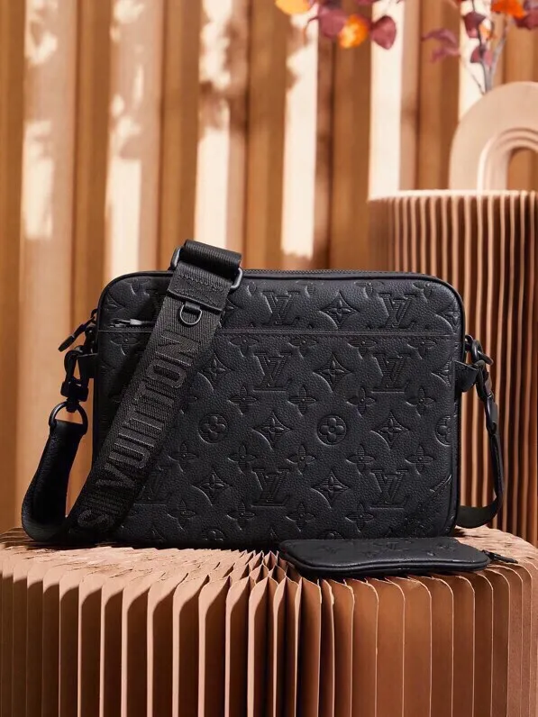 P¥1040👉nfc163C01 dynamic chip version👈【Top inspection-free all-steel hardware】This Trio messenger bag is made of Monogram embossed cow leather. The zippered front pocket and the small coin purse on the shoulder strap are both detachable, enriching the functional design with the main compartment. The removable and adjustable jacquard fabric shoulder strap is marked with the brand's logo for comfortable shoulder and cross-body wear. Cow leather - Cow leather trim - Textile lining - Metal hardware - Removable zipped front pocket - Front patch pocket - Internal patch pocket - Shoulder strap with removable small coin purse - Shoulder strap: removable and adjustable! ! Model: M46602; Size: 25x18.5x7CM