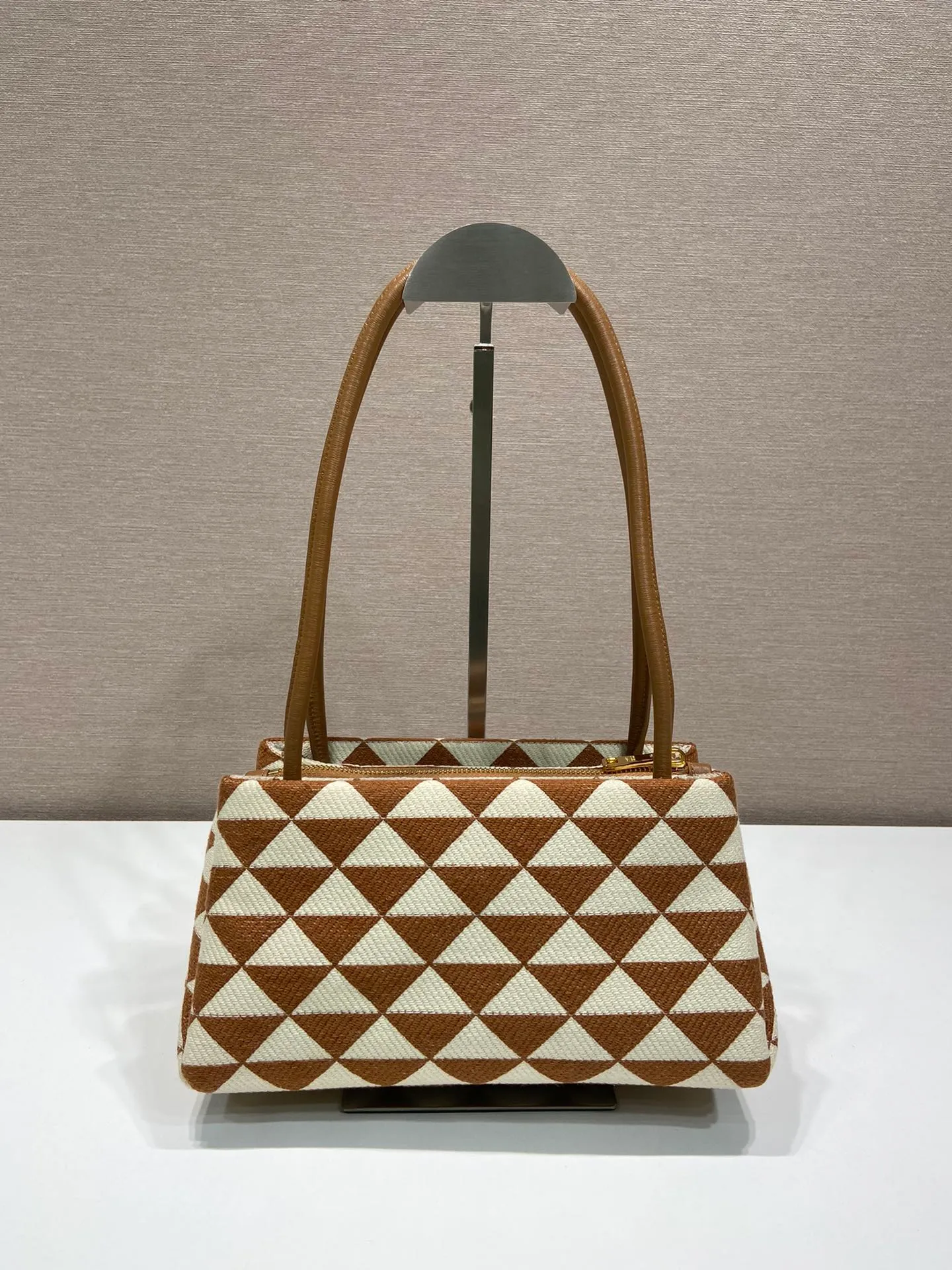 💰1500🎉New style of embroidered fabric🎉1BA368 catwalk style🎉🎉The silhouette of this embroidered fabric handbag. Slim leather handles complement the elegant silhouette. The triangles of embroidered fabric are transformed into a gorgeous and modern multi-faceted jacquard pattern, and are lined with imported sheepskin. There are many layers, simple and elegant. The upper body effect is very matching/aura. This is another popular model recognized by internet celebrities/celebrities, so babies, hurry up and get it. Length 25x Height 13.5x Bottom 13cm🎉����🎉👏👏👏