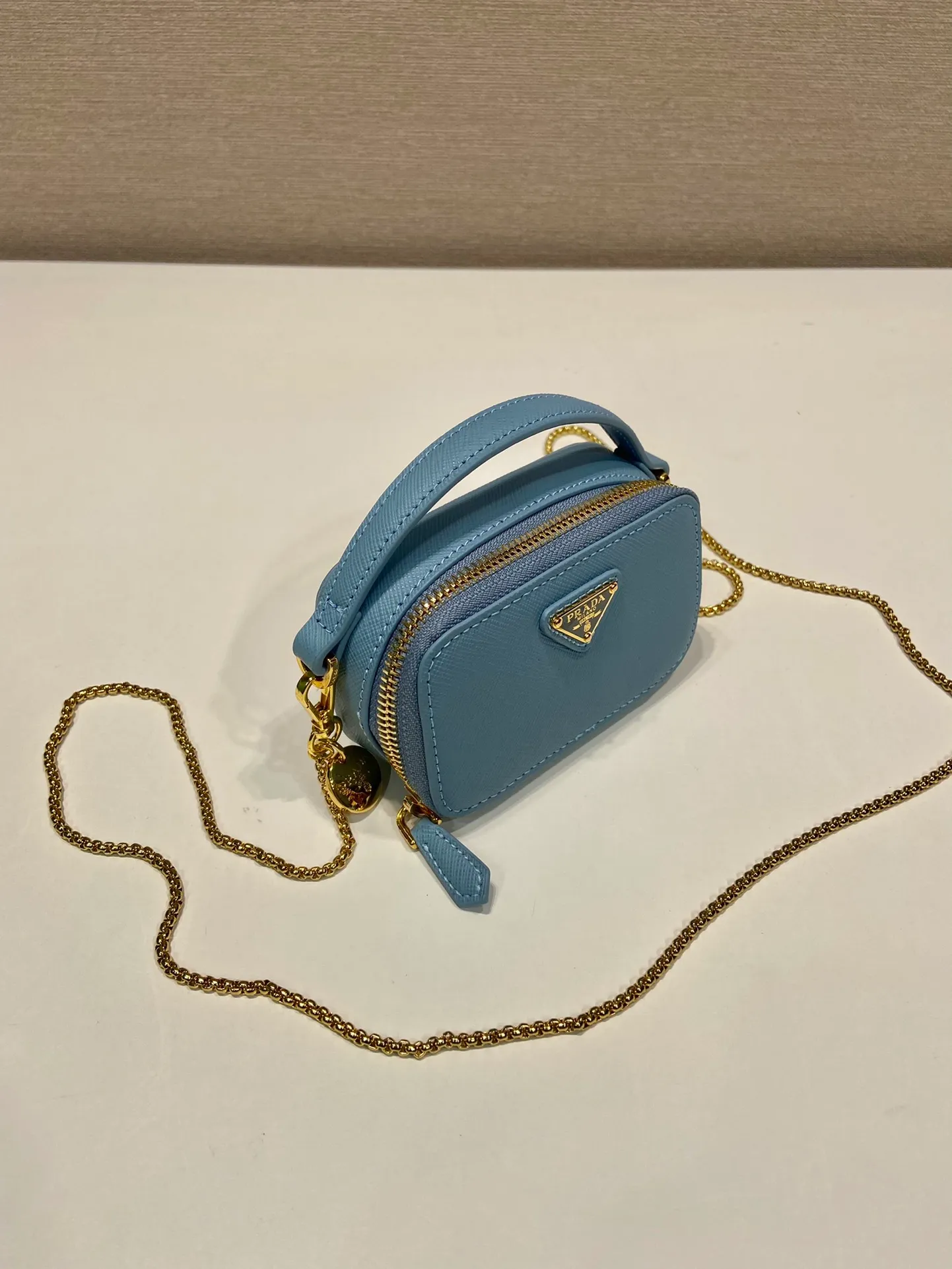 💰960🎉Mini cross-body bag🎉1NR025 cross-grain cowhide🎉🎉 This exquisite cross-grain cowhide mini bag presents smooth and harmonious lines. Featuring leather handles and a detachable chain shoulder strap, featuring the signature triangle logo in enameled metal. My wife is lovely and worth having. Hurry up and get it🎉🎉Length 11x Height 6.5x Bottom 2.5cm🎉🎉👏👏