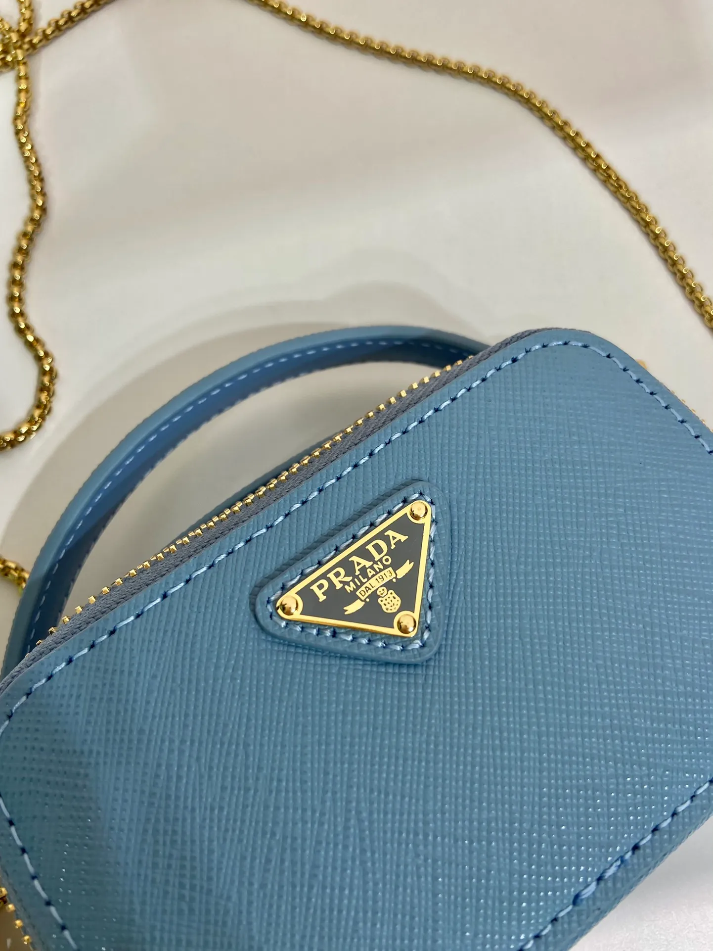 💰960🎉Mini cross-body bag🎉1NR025 cross-grain cowhide🎉🎉 This exquisite cross-grain cowhide mini bag presents smooth and harmonious lines. Featuring leather handles and a detachable chain shoulder strap, featuring the signature triangle logo in enameled metal. My wife is lovely and worth having. Hurry up and get it🎉🎉Length 11x Height 6.5x Bottom 2.5cm🎉🎉👏👏