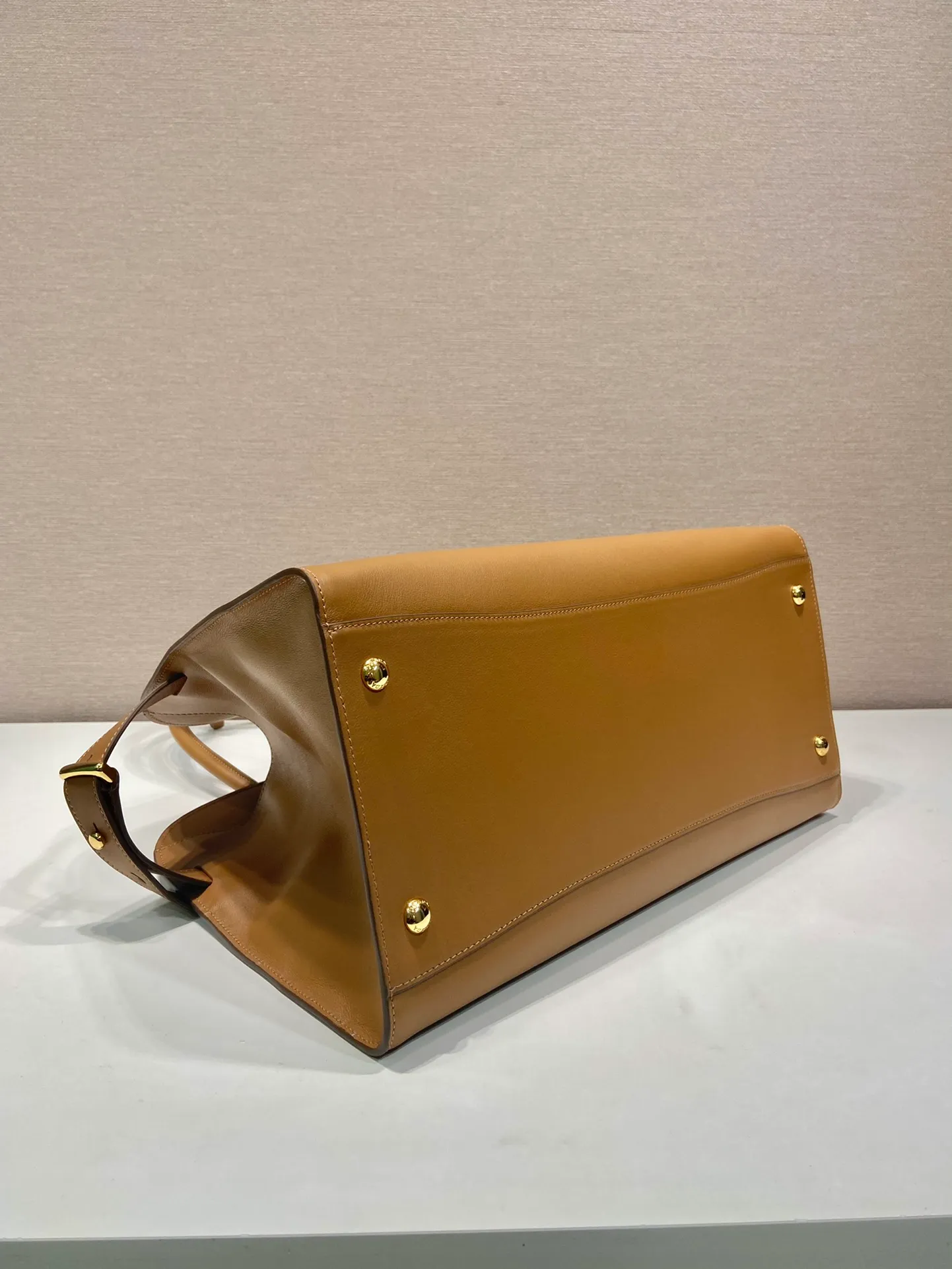 💰2040🎉New Tote Bag🎉1BG508 New Product🎉🎉 This tote bag has a crisp silhouette, exuding modernity and elegance. It has ample capacity and a convenient large opening. The soft grained leather outlines stylish and simple lines. This functional accessory combines simple yet refined details and is a vivid expression of the savoir-faire of the brand's craftsmen. Embellished with gleaming metal hardware and an elegant lettering logo, the bag's sophisticated simplicity is highlighted. Hurry up and get it🎉🎉 Length 40x Height 29x Bottom 20cm🎉🎉🎉👏👏👏