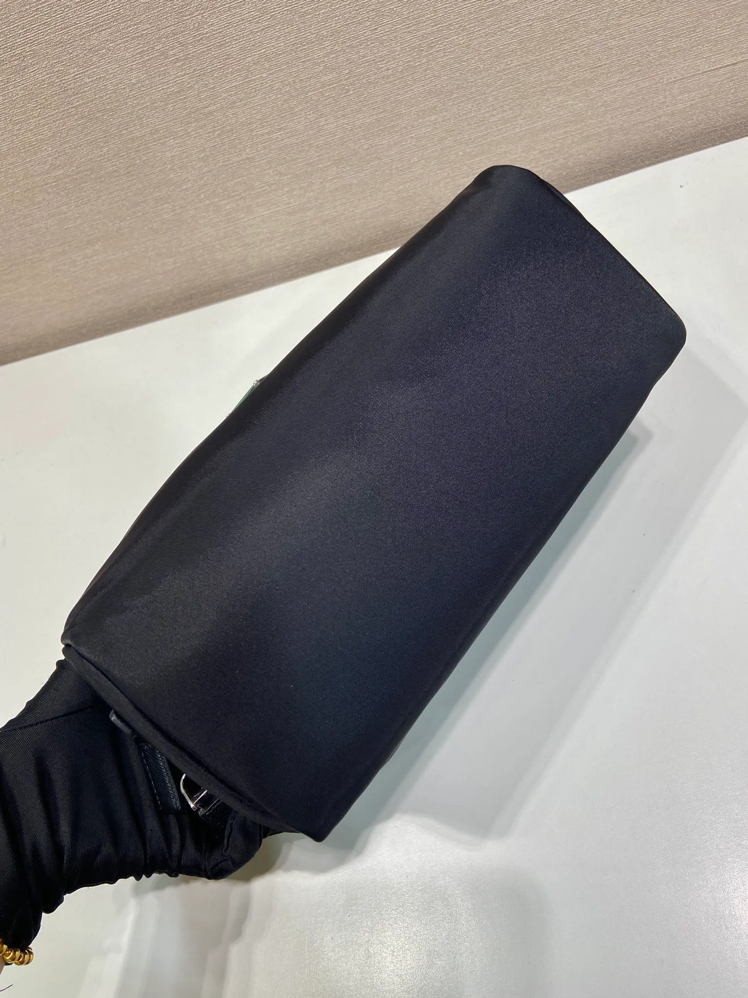 💰840🎉Double-layer clutch 🎉2NA030 new product🎉🎉 This travel storage bag is made of Re-Nylon recycled nylon material, with a simple yet functional design. The double-layer design is an experimental functional material. The organizer bag has a top zip and is decorated with an enameled triangle logo and Saffiano leather details. Another popular style that will never go out of style🎉, hurry up and get it🎉🎉 Length 26x height 11x base 14cm🎉🎉