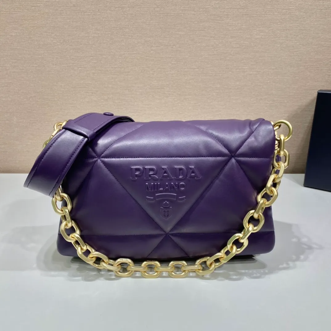 💰1960🎉New pillow bag🎉1BD306 This one is made of imported lambskin, equipped with a detachable retro chain, detachable and adjustable shoulder straps, and has three uses in one bag. Very functional😘😘This season’s quilted plaid design. Reproduced with a softer and more comfortable feel. So beautiful 😘😘 worth having. Hurry up and get it🎉🎉 Length 31x Height 19x Bottom 8.5cm