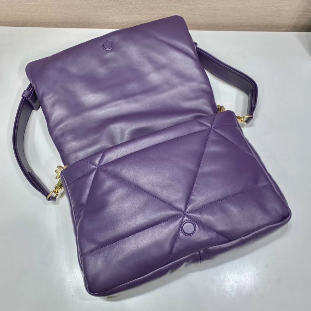 💰1960🎉New pillow bag🎉1BD306 This one is made of imported lambskin, equipped with a detachable retro chain, detachable and adjustable shoulder straps, and has three uses in one bag. Very functional😘😘This season’s quilted plaid design. Reproduced with a softer and more comfortable feel. So beautiful 😘😘 worth having. Hurry up and get it🎉🎉 Length 31x Height 19x Bottom 8.5cm