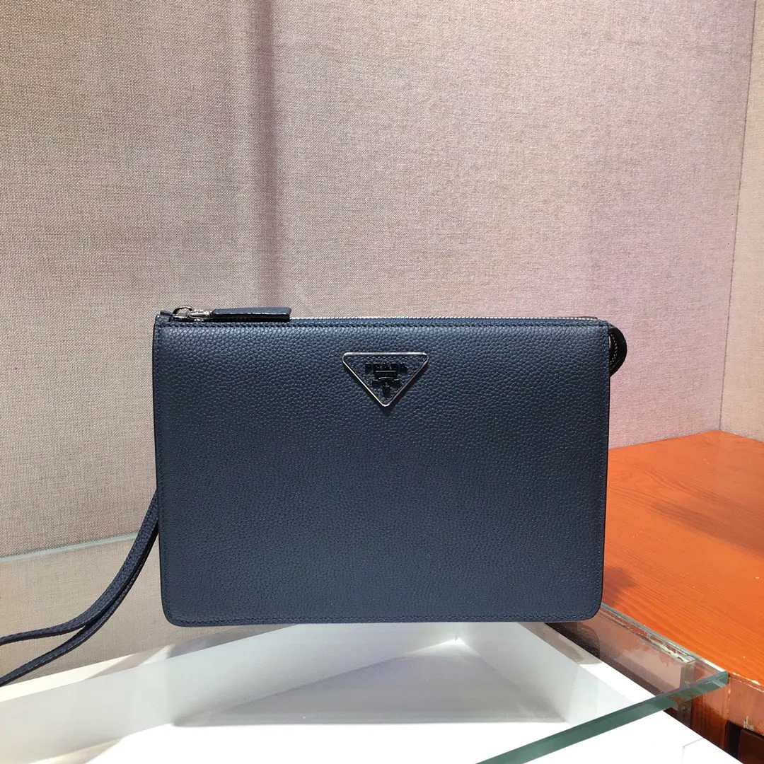 💰1120🎉Exclusive debut🎉New handbag👏2VF001E, original item👍👍Made of imported calfskin material, top metal accessories, removable leather strap, one outer pocket on the front, three compartments, one of which is equipped with eight bank card slots, internal logo plate, enamel triangle logo on the back exterior Heat-embossed logo on front pocket🎉🎉This exquisite men's handbag presents a modern and masculine charm👍👍Recommended to buy🙊🙊Length 26xHeight 18xBottom 4cm👍👍