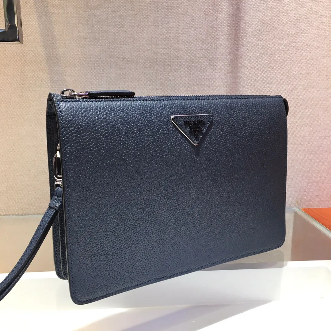 💰1120🎉Exclusive debut🎉New handbag👏2VF001E, original item👍👍Made of imported calfskin material, top metal accessories, removable leather strap, one outer pocket on the front, three compartments, one of which is equipped with eight bank card slots, internal logo plate, enamel triangle logo on the back exterior Heat-embossed logo on front pocket🎉🎉This exquisite men's handbag presents a modern and masculine charm👍👍Recommended to buy🙊🙊Length 26xHeight 18xBottom 4cm👍👍