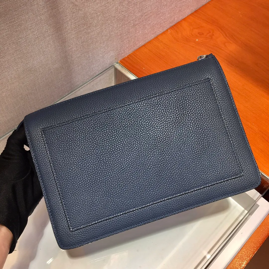 💰1120🎉Exclusive debut🎉New handbag👏2VF001E, original item👍👍Made of imported calfskin material, top metal accessories, removable leather strap, one outer pocket on the front, three compartments, one of which is equipped with eight bank card slots, internal logo plate, enamel triangle logo on the back exterior Heat-embossed logo on front pocket🎉🎉This exquisite men's handbag presents a modern and masculine charm👍👍Recommended to buy🙊🙊Length 26xHeight 18xBottom 4cm👍👍