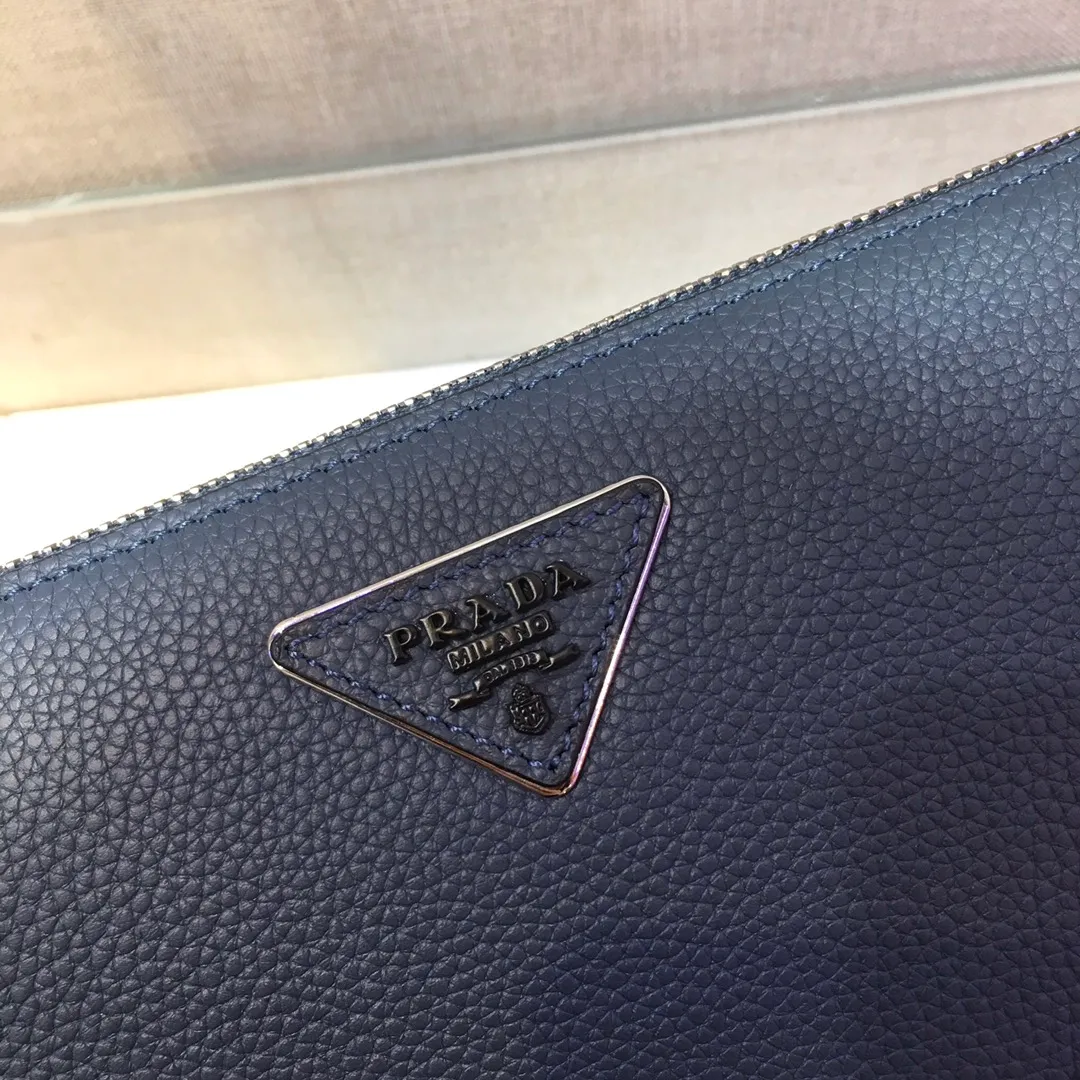 💰1120🎉Exclusive debut🎉New handbag👏2VF001E, original item👍👍Made of imported calfskin material, top metal accessories, removable leather strap, one outer pocket on the front, three compartments, one of which is equipped with eight bank card slots, internal logo plate, enamel triangle logo on the back exterior Heat-embossed logo on front pocket🎉🎉This exquisite men's handbag presents a modern and masculine charm👍👍Recommended to buy🙊🙊Length 26xHeight 18xBottom 4cm👍👍