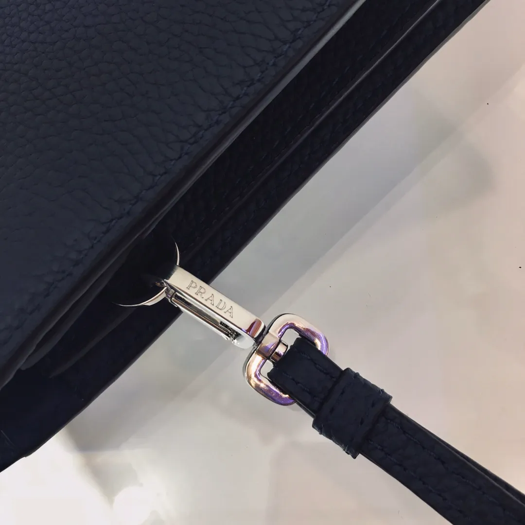💰1120🎉Exclusive debut🎉New handbag👏2VF001E, original item👍👍Made of imported calfskin material, top metal accessories, removable leather strap, one outer pocket on the front, three compartments, one of which is equipped with eight bank card slots, internal logo plate, enamel triangle logo on the back exterior Heat-embossed logo on front pocket🎉🎉This exquisite men's handbag presents a modern and masculine charm👍👍Recommended to buy🙊🙊Length 26xHeight 18xBottom 4cm👍👍