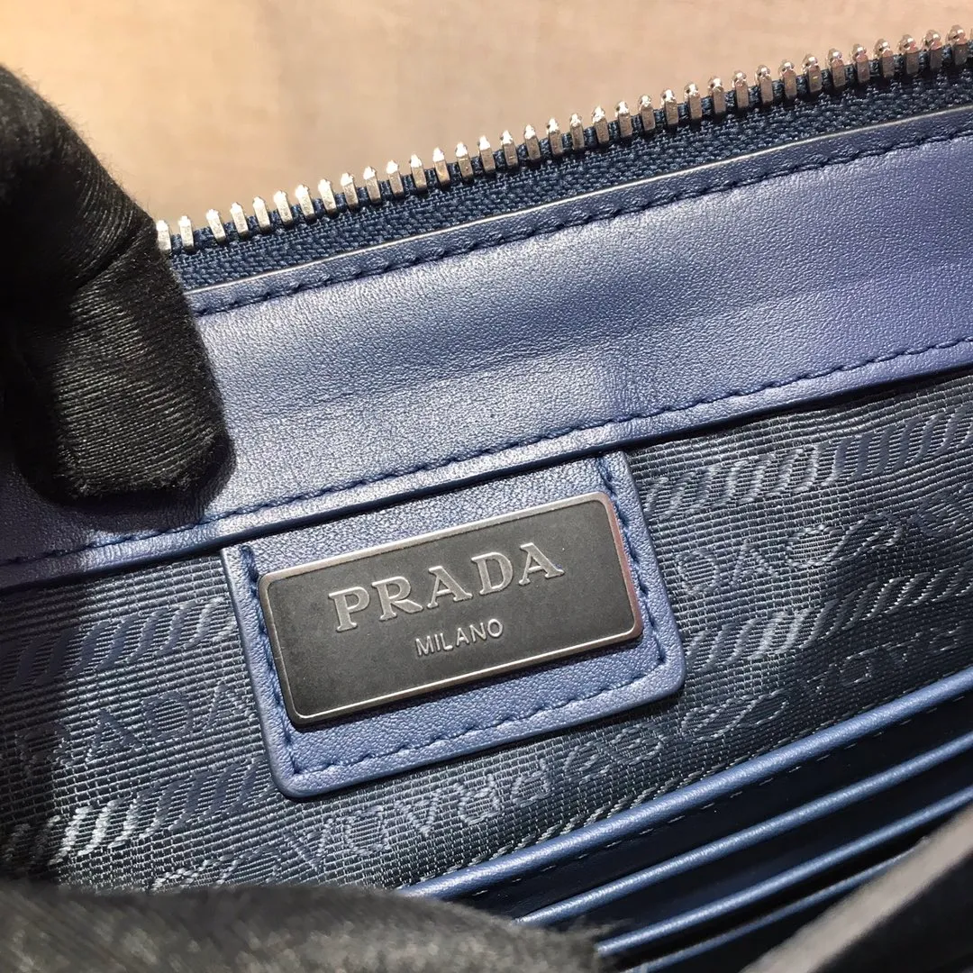 💰1120🎉Exclusive debut🎉New handbag👏2VF001E, original item👍👍Made of imported calfskin material, top metal accessories, removable leather strap, one outer pocket on the front, three compartments, one of which is equipped with eight bank card slots, internal logo plate, enamel triangle logo on the back exterior Heat-embossed logo on front pocket🎉🎉This exquisite men's handbag presents a modern and masculine charm👍👍Recommended to buy🙊🙊Length 26xHeight 18xBottom 4cm👍👍