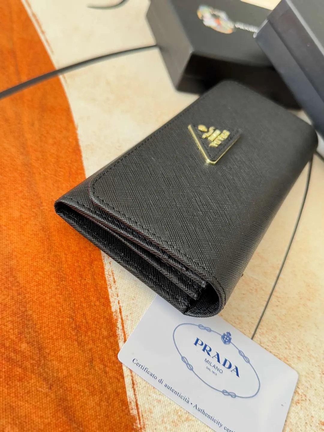 💰180💰Exclusive background hot model shipped: 💝 💝 Prada counter quality real shot [strong]! Model: LM1132 loose letter mark/gold hardware, original quality Leather: original cross pattern Colors are complete as shown in the picture ✌✌✌✌Length 19 Width 10 Height 2cm