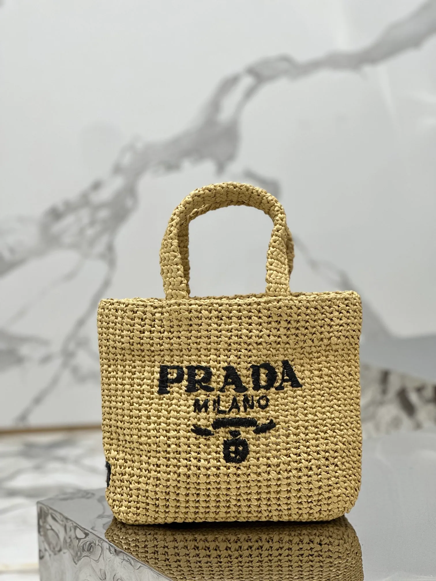 💰1640 Woven Tote Bag (Small Size) This woven tote bag is designed with imported raffia and is very handmade. Each bag is woven by hand using professional techniques. It is light and spacious, has a summer style, and is very versatile! Size: length 24x height 24x bottom 8cm Style number: 1BG422