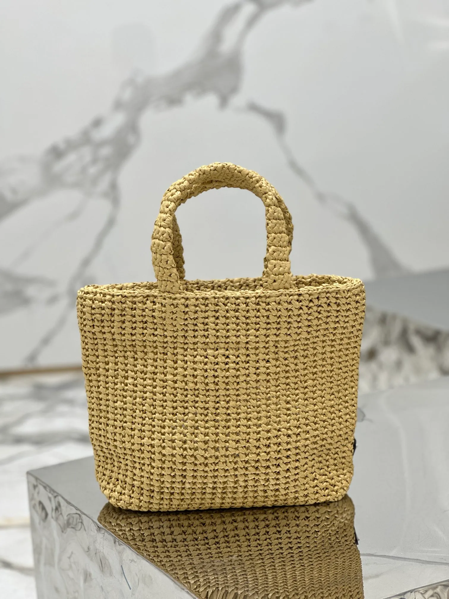💰1640 Woven Tote Bag (Small Size) This woven tote bag is designed with imported raffia and is very handmade. Each bag is woven by hand using professional techniques. It is light and spacious, has a summer style, and is very versatile! Size: length 24x height 24x bottom 8cm Style number: 1BG422