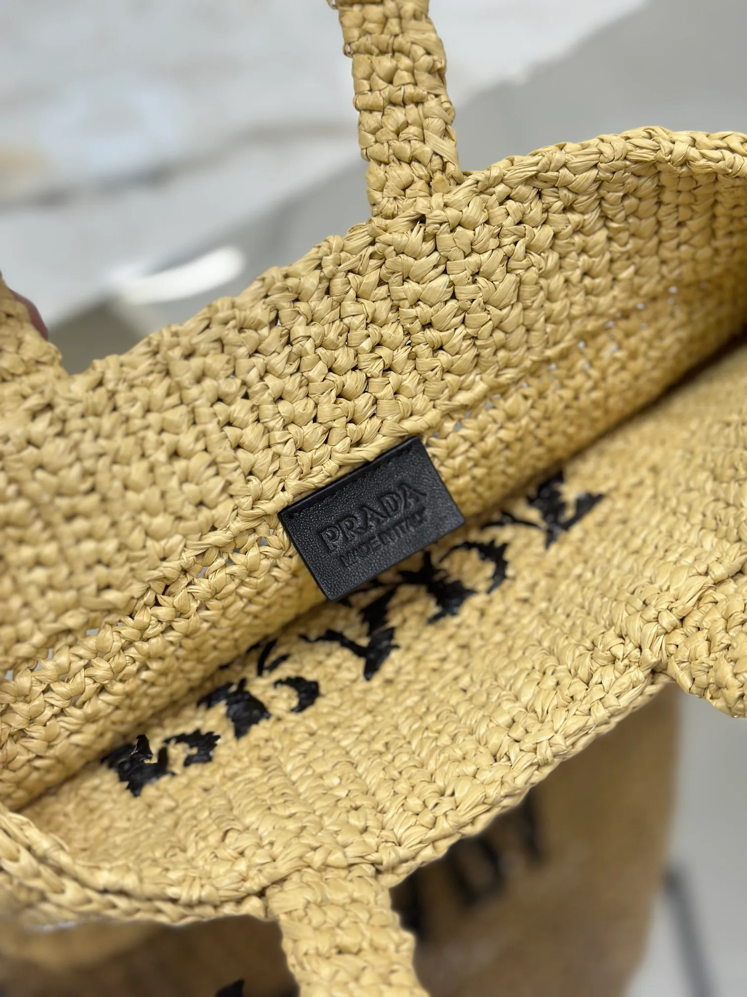 💰1640 Woven Tote Bag (Small Size) This woven tote bag is designed with imported raffia and is very handmade. Each bag is woven by hand using professional techniques. It is light and spacious, has a summer style, and is very versatile! Size: length 24x height 24x bottom 8cm Style number: 1BG422