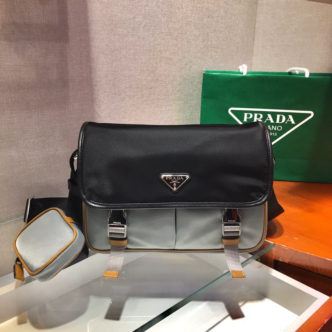 💰1120🎉 Messenger bag 🎉2VD769B medium 🎉Original item👍👍This nylon flap handbag is decorated with classic Saffiano leather trim, equipped with two side opening buckles, and decorated with the iconic triangle metal logo, highlighting the fashionable design style, made of imported nylon and Sa Made of ffino leather, two front pockets, one of which has a zippered back zipper pocket, two internal mobile phone pockets, and adjustable nylon logo jacquard shoulder strap, a classic and stylish messenger bag😘😘Men’s favorite👏👏Length 26x Height 20x Bottom 10cm👍👍👍