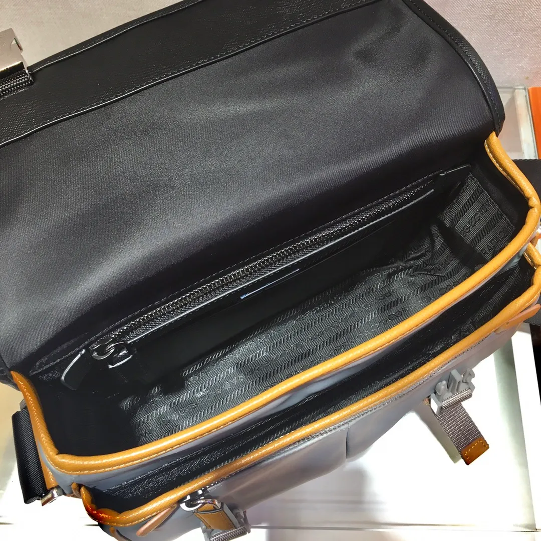 💰1120🎉 Messenger bag 🎉2VD769B medium 🎉Original item👍👍This nylon flap handbag is decorated with classic Saffiano leather trim, equipped with two side opening buckles, and decorated with the iconic triangle metal logo, highlighting the fashionable design style, made of imported nylon and Sa Made of ffino leather, two front pockets, one of which has a zippered back zipper pocket, two internal mobile phone pockets, and adjustable nylon logo jacquard shoulder strap, a classic and stylish messenger bag😘😘Men’s favorite👏👏Length 26x Height 20x Bottom 10cm👍👍👍