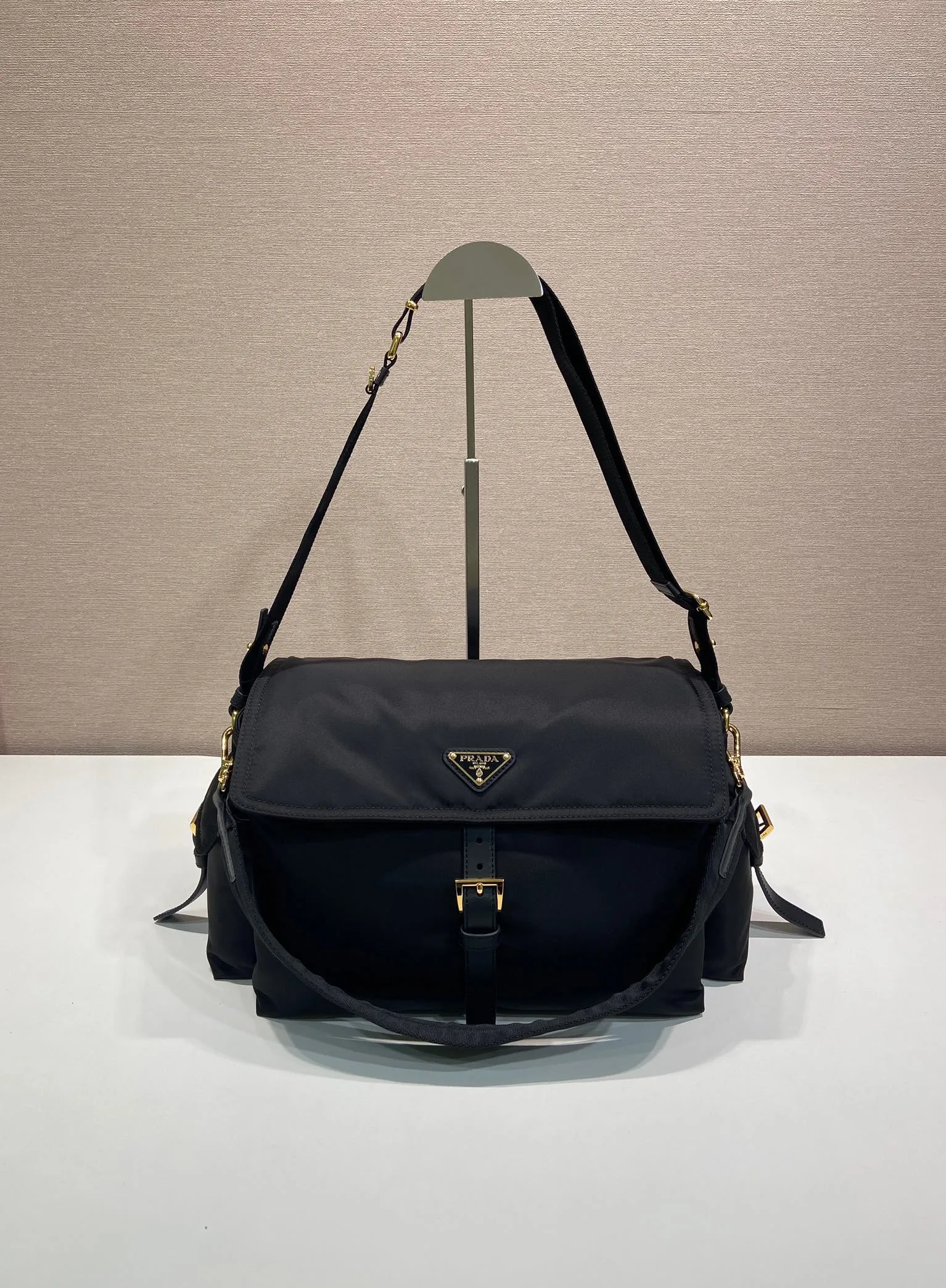 💰1320🎉New messenger bag🎉1BD391 large💰🎉 This handbag perfectly combines sophistication and functionality. It is made of regenerated nylon material, has a soft silhouette and is equipped with multiple pockets. Combining sporty and versatile elements, the lightweight and practical design features an enameled triangle metal logo and leather details. Equipped with 2 detachable shoulder straps, it has a large capacity and is perfect. It is also a popular style that will never go out of style. The large size is suitable for both men and women, so hurry up and get it🎉🎉 Length 37.5x Height 19x Bottom 12cm🎉🎉🎉💰💰💰