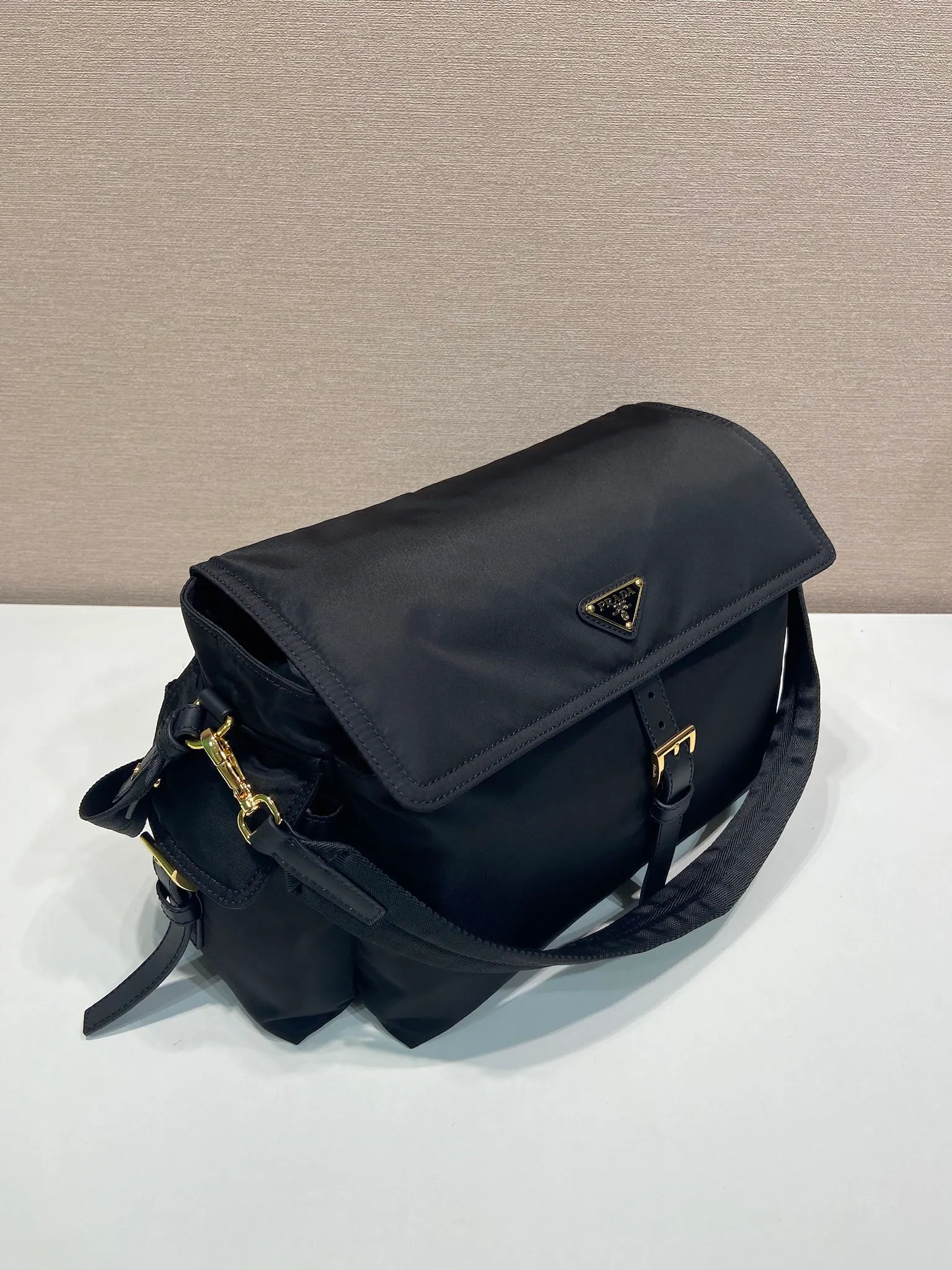 💰1320🎉New messenger bag🎉1BD391 large💰🎉 This handbag perfectly combines sophistication and functionality. It is made of regenerated nylon material, has a soft silhouette and is equipped with multiple pockets. Combining sporty and versatile elements, the lightweight and practical design features an enameled triangle metal logo and leather details. Equipped with 2 detachable shoulder straps, it has a large capacity and is perfect. It is also a popular style that will never go out of style. The large size is suitable for both men and women, so hurry up and get it🎉🎉 Length 37.5x Height 19x Bottom 12cm🎉🎉🎉💰💰💰