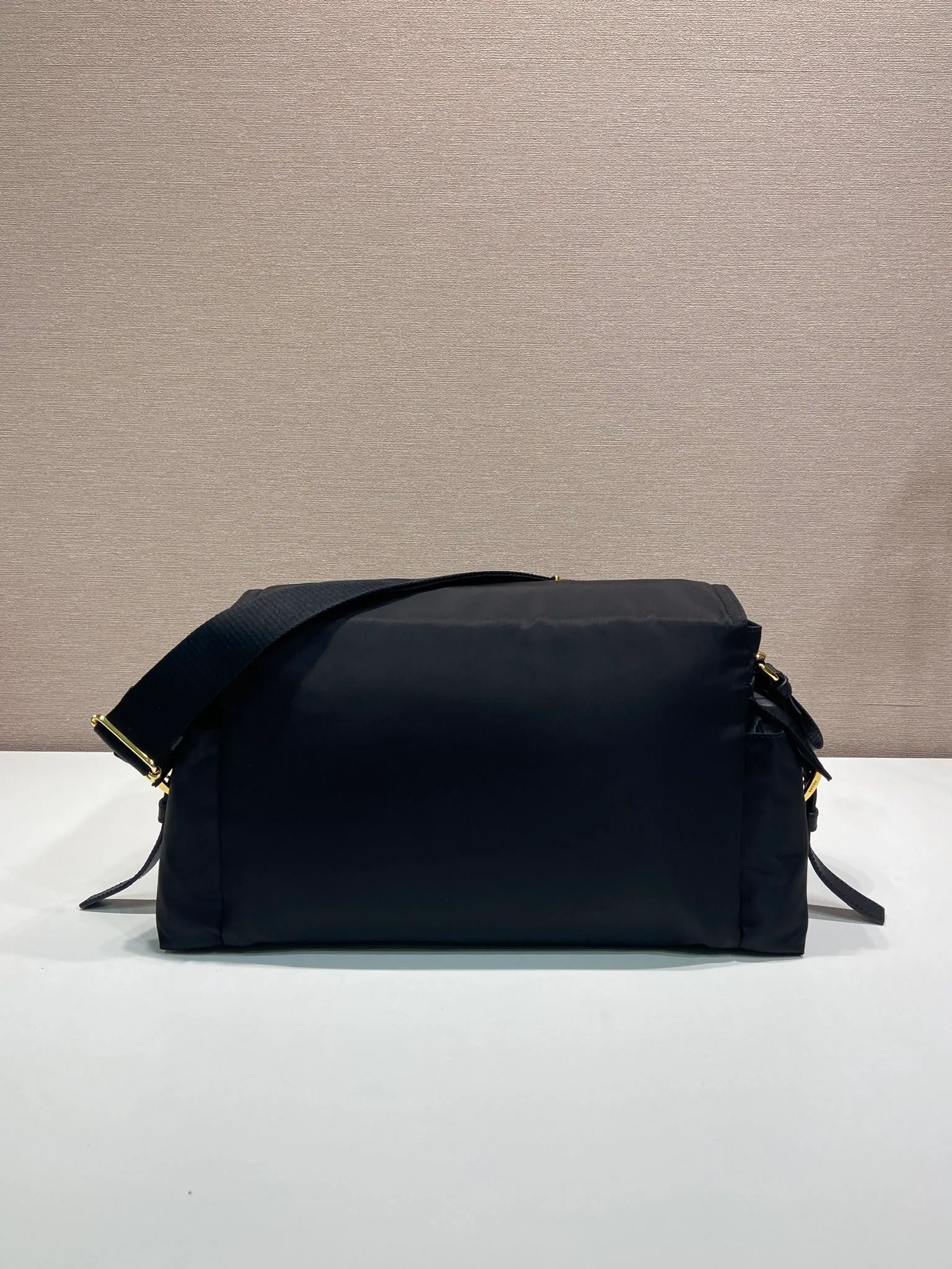 💰1320🎉New messenger bag🎉1BD391 large💰🎉 This handbag perfectly combines sophistication and functionality. It is made of regenerated nylon material, has a soft silhouette and is equipped with multiple pockets. Combining sporty and versatile elements, the lightweight and practical design features an enameled triangle metal logo and leather details. Equipped with 2 detachable shoulder straps, it has a large capacity and is perfect. It is also a popular style that will never go out of style. The large size is suitable for both men and women, so hurry up and get it🎉🎉 Length 37.5x Height 19x Bottom 12cm🎉🎉🎉💰💰💰