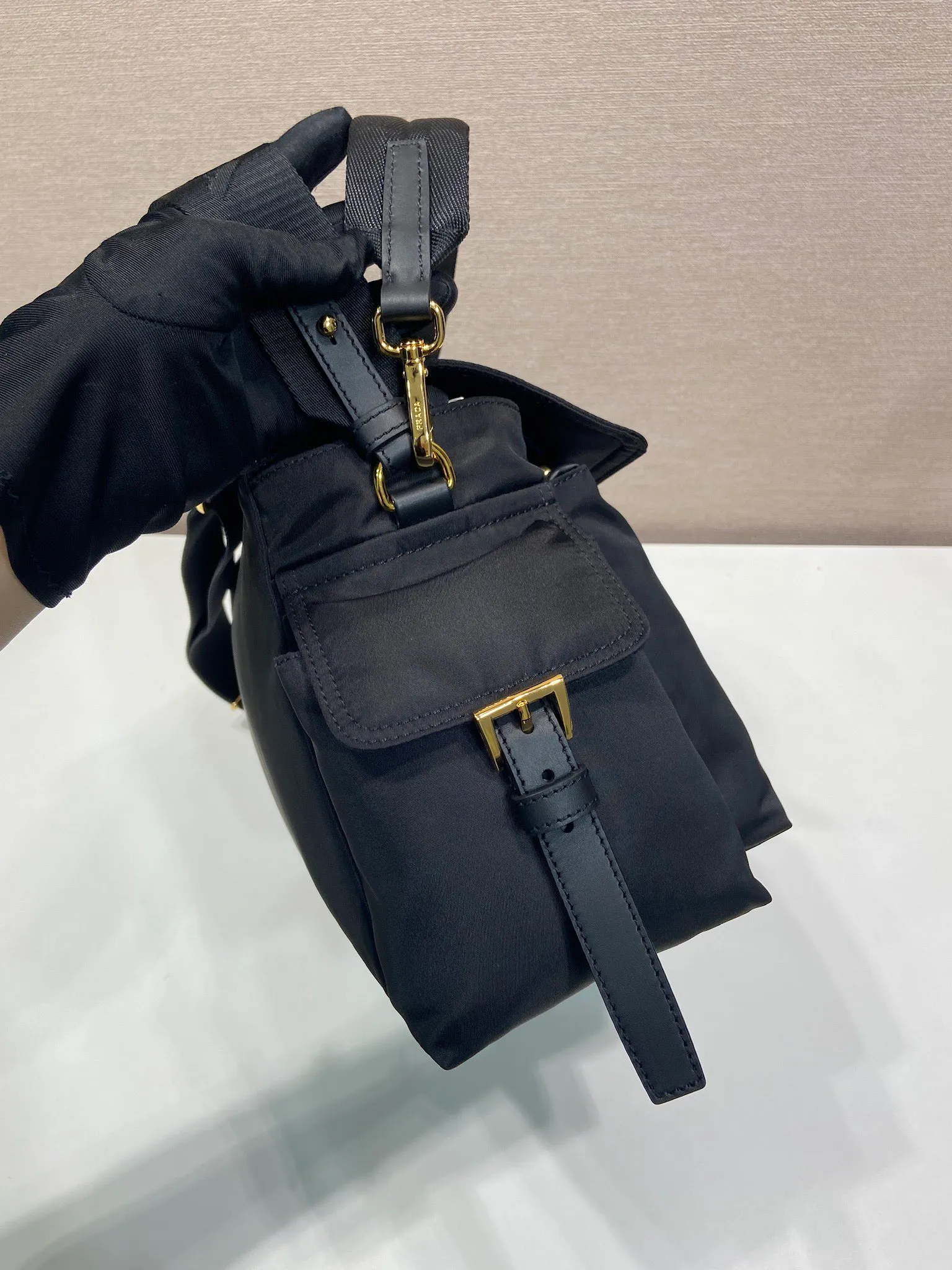 💰1320🎉New messenger bag🎉1BD391 large💰🎉 This handbag perfectly combines sophistication and functionality. It is made of regenerated nylon material, has a soft silhouette and is equipped with multiple pockets. Combining sporty and versatile elements, the lightweight and practical design features an enameled triangle metal logo and leather details. Equipped with 2 detachable shoulder straps, it has a large capacity and is perfect. It is also a popular style that will never go out of style. The large size is suitable for both men and women, so hurry up and get it🎉🎉 Length 37.5x Height 19x Bottom 12cm🎉🎉🎉💰💰💰