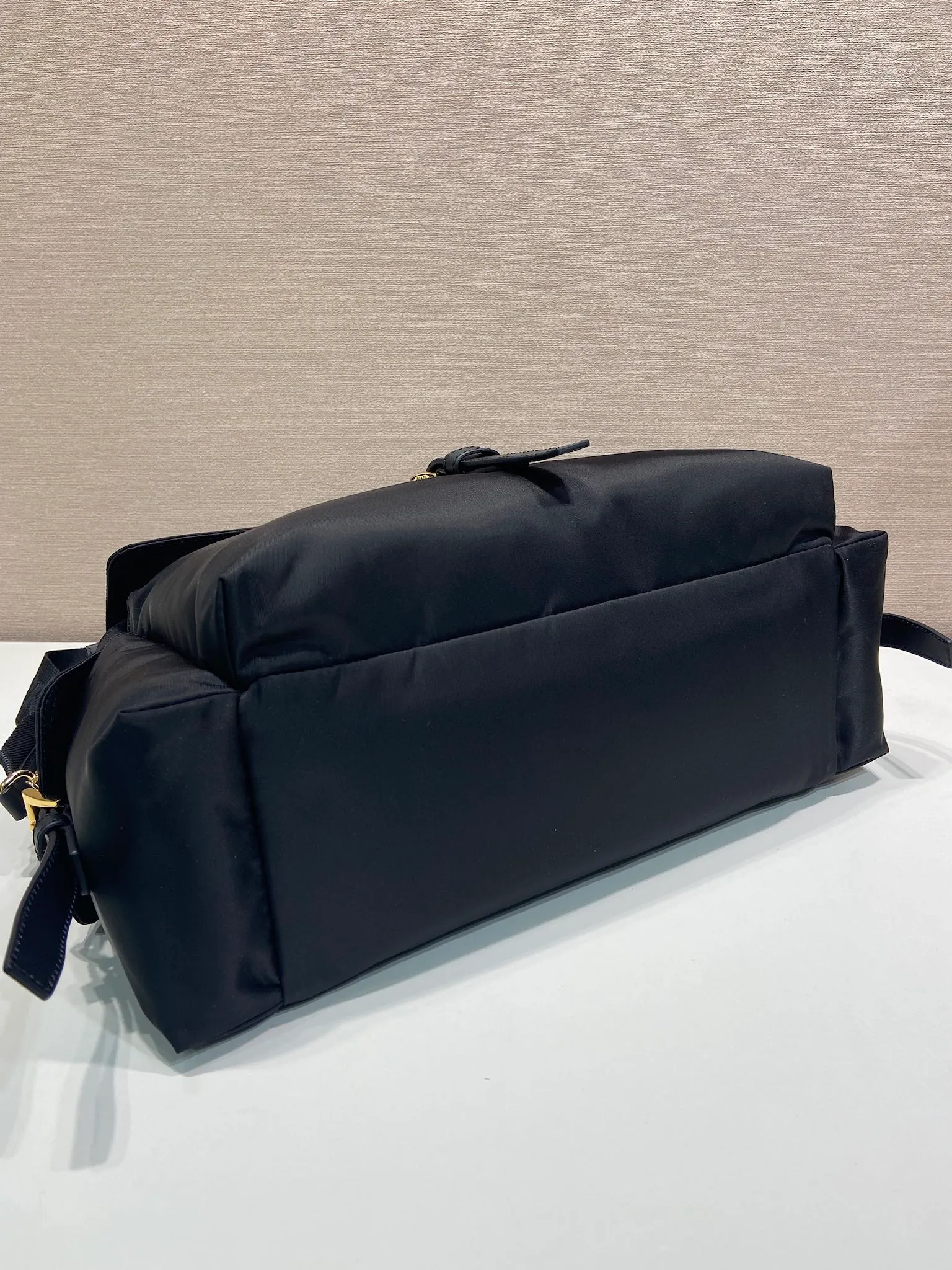 💰1320🎉New messenger bag🎉1BD391 large💰🎉 This handbag perfectly combines sophistication and functionality. It is made of regenerated nylon material, has a soft silhouette and is equipped with multiple pockets. Combining sporty and versatile elements, the lightweight and practical design features an enameled triangle metal logo and leather details. Equipped with 2 detachable shoulder straps, it has a large capacity and is perfect. It is also a popular style that will never go out of style. The large size is suitable for both men and women, so hurry up and get it🎉🎉 Length 37.5x Height 19x Bottom 12cm🎉🎉🎉💰💰💰