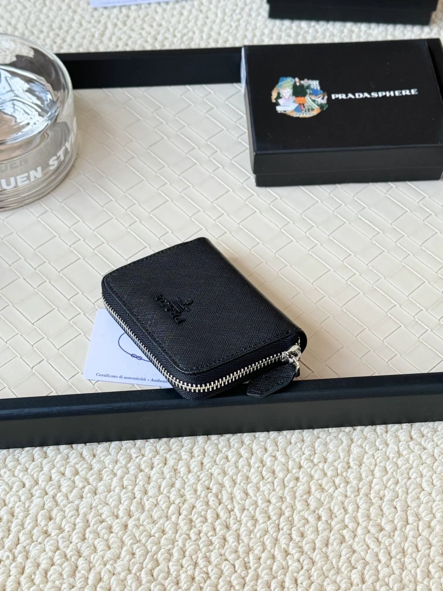 💰140PRADA’s popular genuine pickup bag [love] latest style at the counter, official website synchronization, genuine development, model 2MC553 #Color: black/pictured, excellent cowhide texture, imported thread lining, exquisite and even routing, smooth oil edges, exquisite workmanship, size: 12/9/2.5cm with original packaging box card]