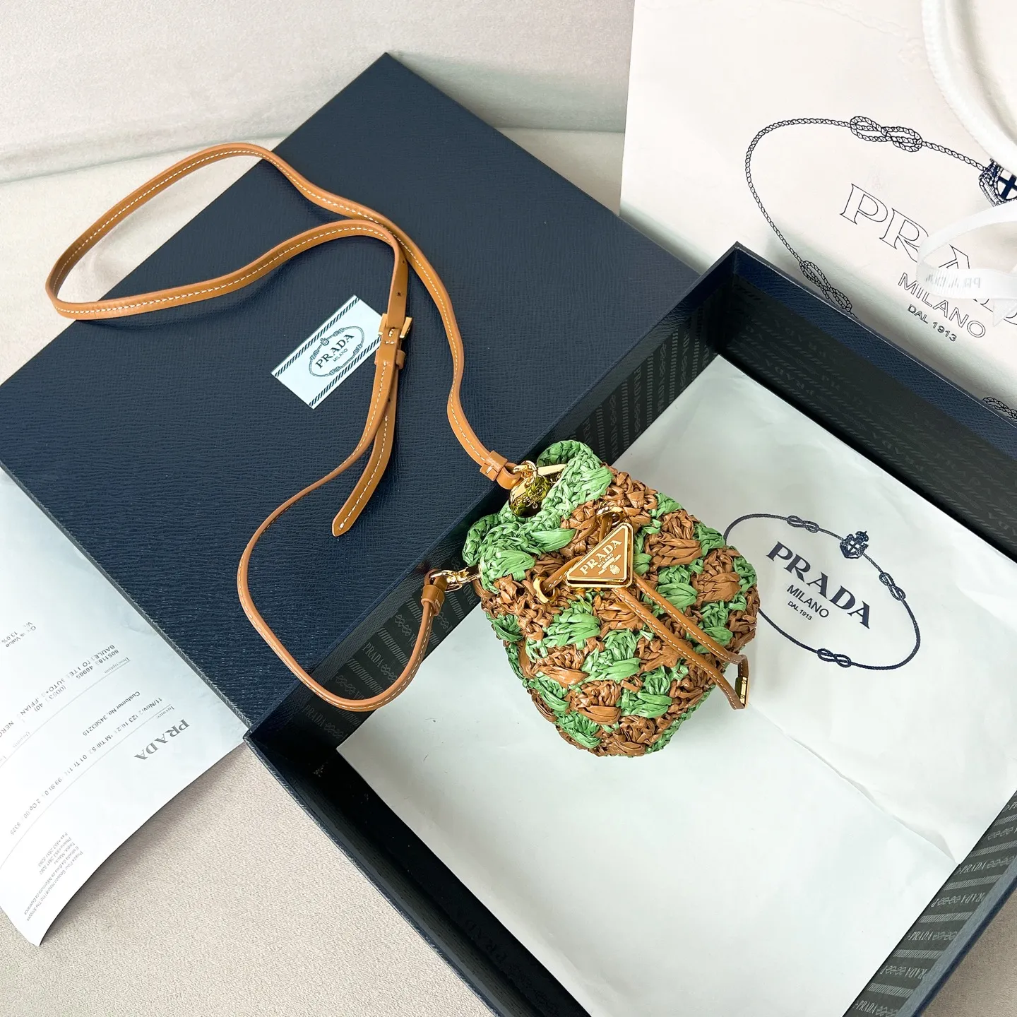 💰900✨New product launch✨2025 new raffia small lucky bag 1NR016 is made of raffia material and is equipped with a golden metal logo and a circular logo. The overall bag body is very cute and lightweight. The style is elegant and outstanding. It shows the charm of summer. A handbag that perfectly combines classic heritage and the trend of the times. A must-have for fairies. Size 9.5*9*6cm